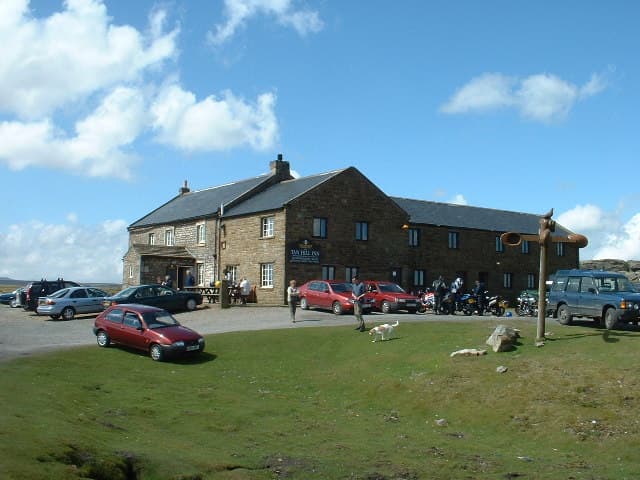 Tan Hill Inn Camping (via Wikimedia Commons, CC BY-SA 2.0)