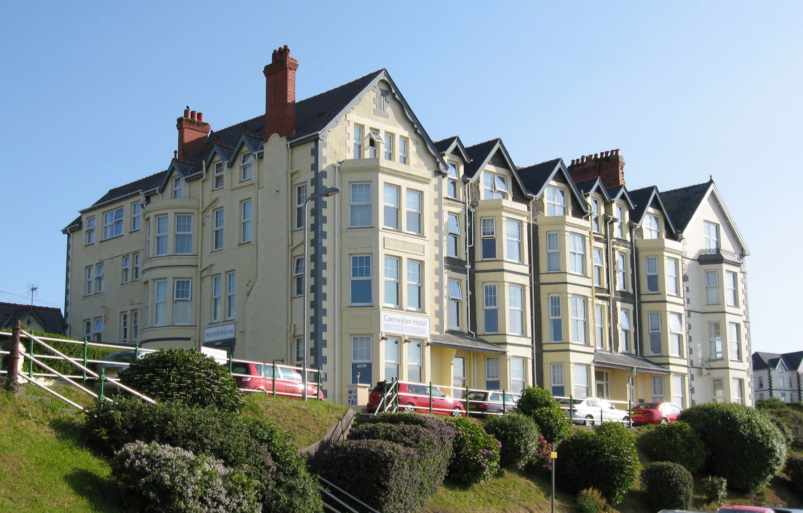 Caerwylan Hotel (via Wikimedia Commons, CC BY-SA 2.0)