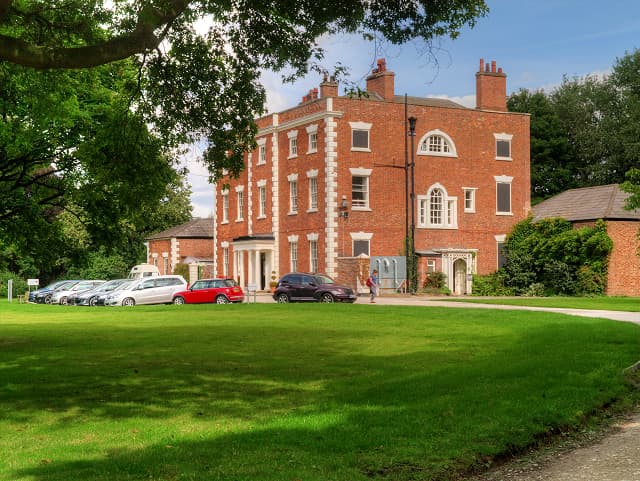 YHA Chester Trafford Hall (via Wikimedia Commons, CC BY-SA 2.0)