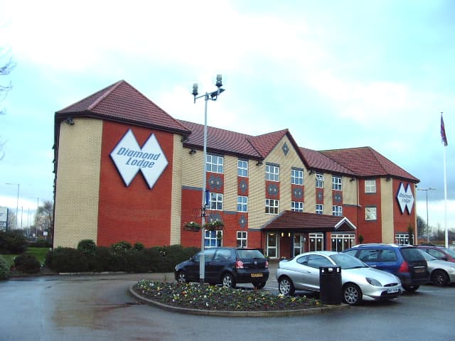 Diamond Lodge (via Wikimedia Commons, CC BY-SA 2.0)