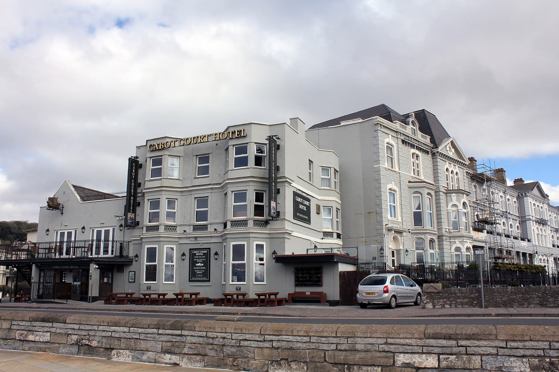 Cabot Court Hotel (via Wikimedia Commons, CC BY-SA 2.0)