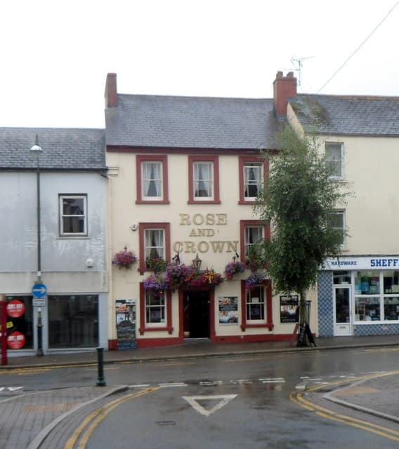 Rose and Crown (via Wikimedia Commons, CC BY-SA 2.0)