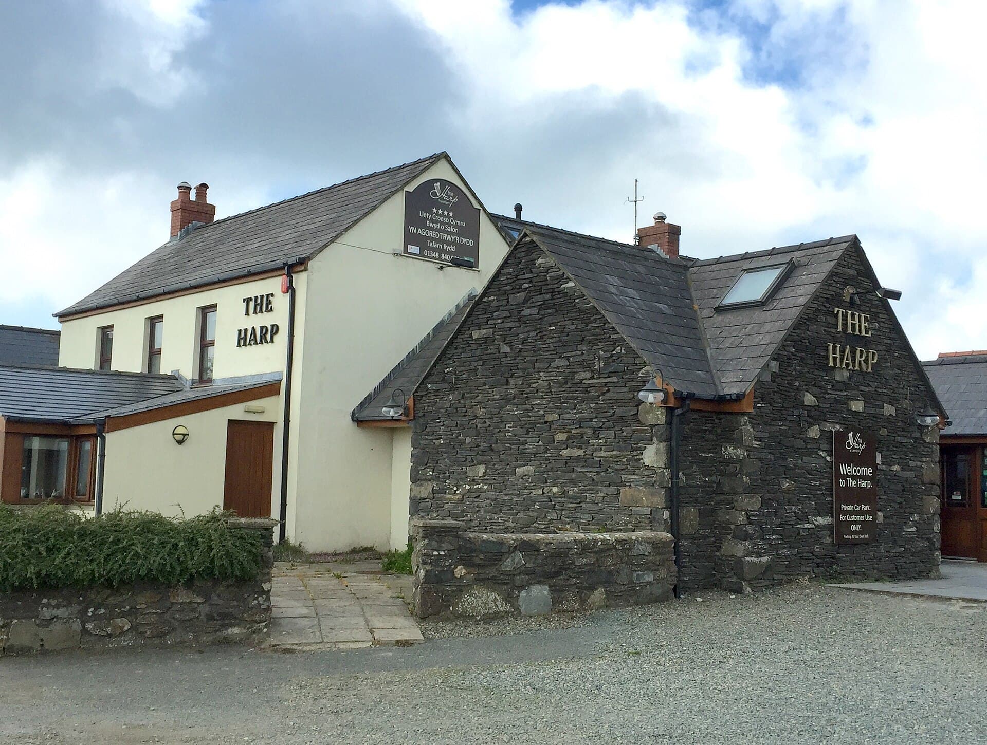 The Harp Inn (via Wikimedia Commons, CC BY-SA 2.0)