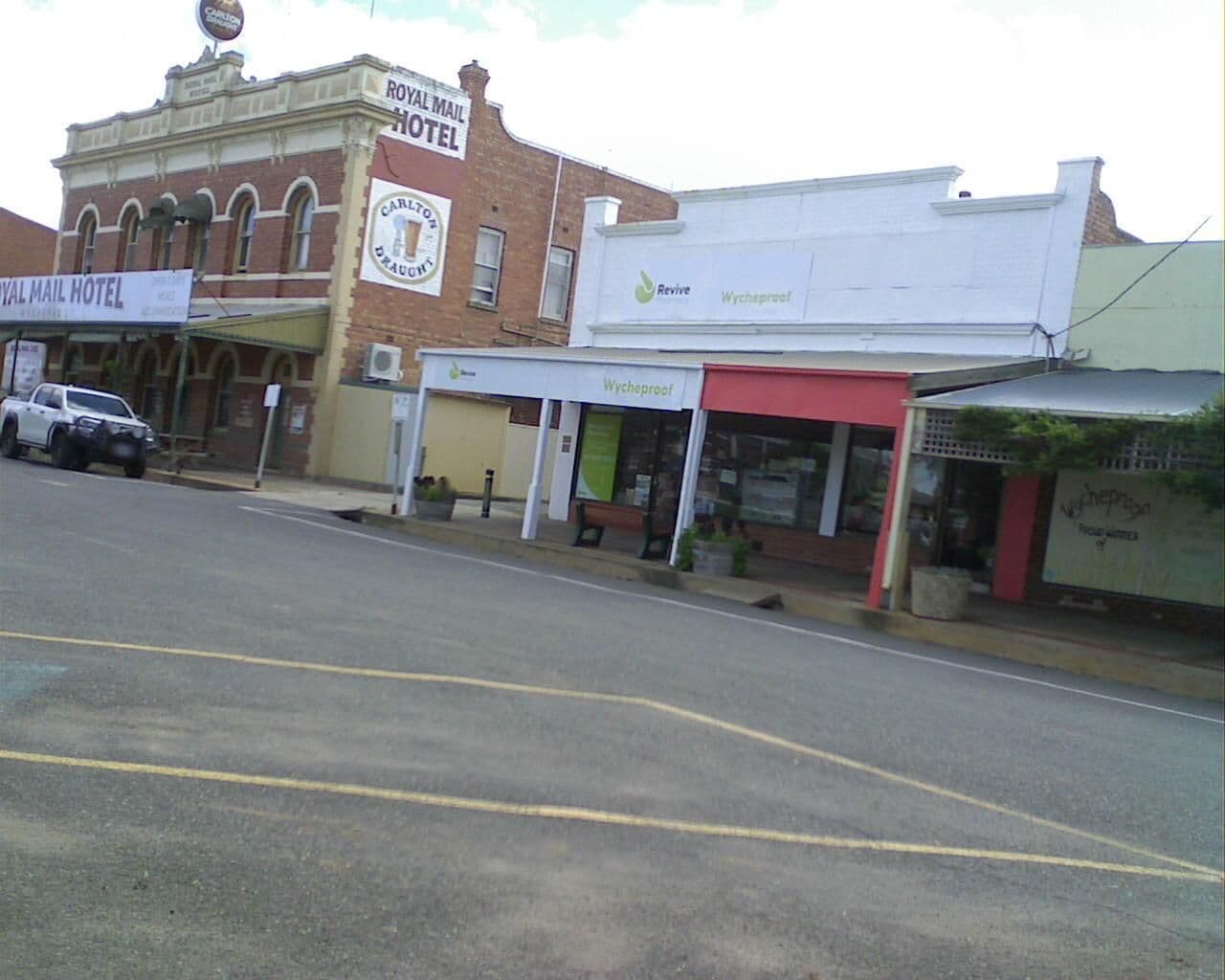 Street view near Royal Mail Hotel, Charlton — © bob3bob3 (CC BY-SA · Mapillary)