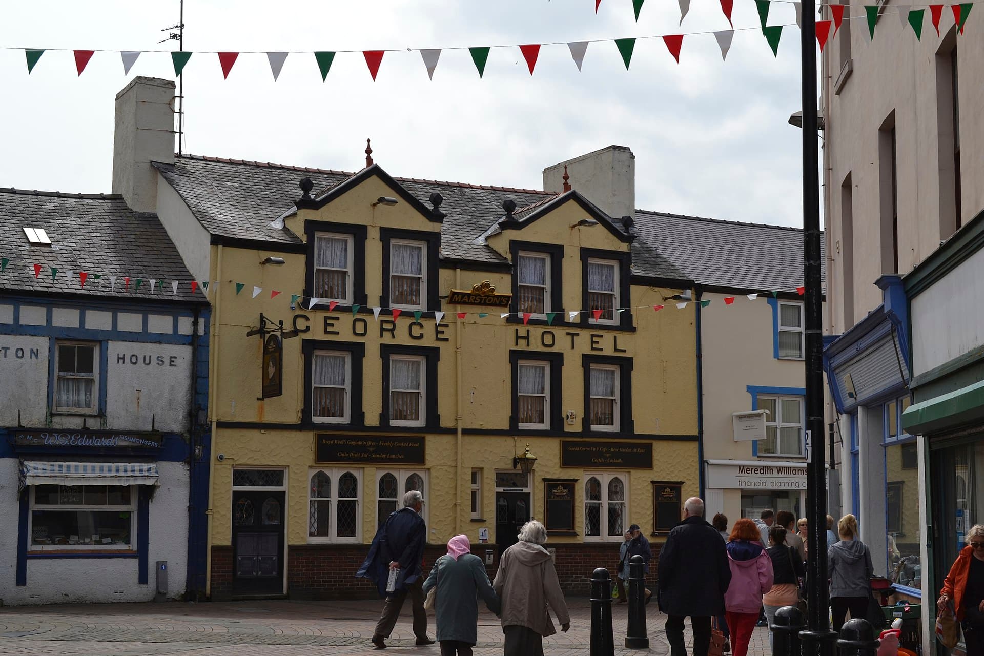 George Hotel (via Wikimedia Commons, CC BY-SA 2.0)