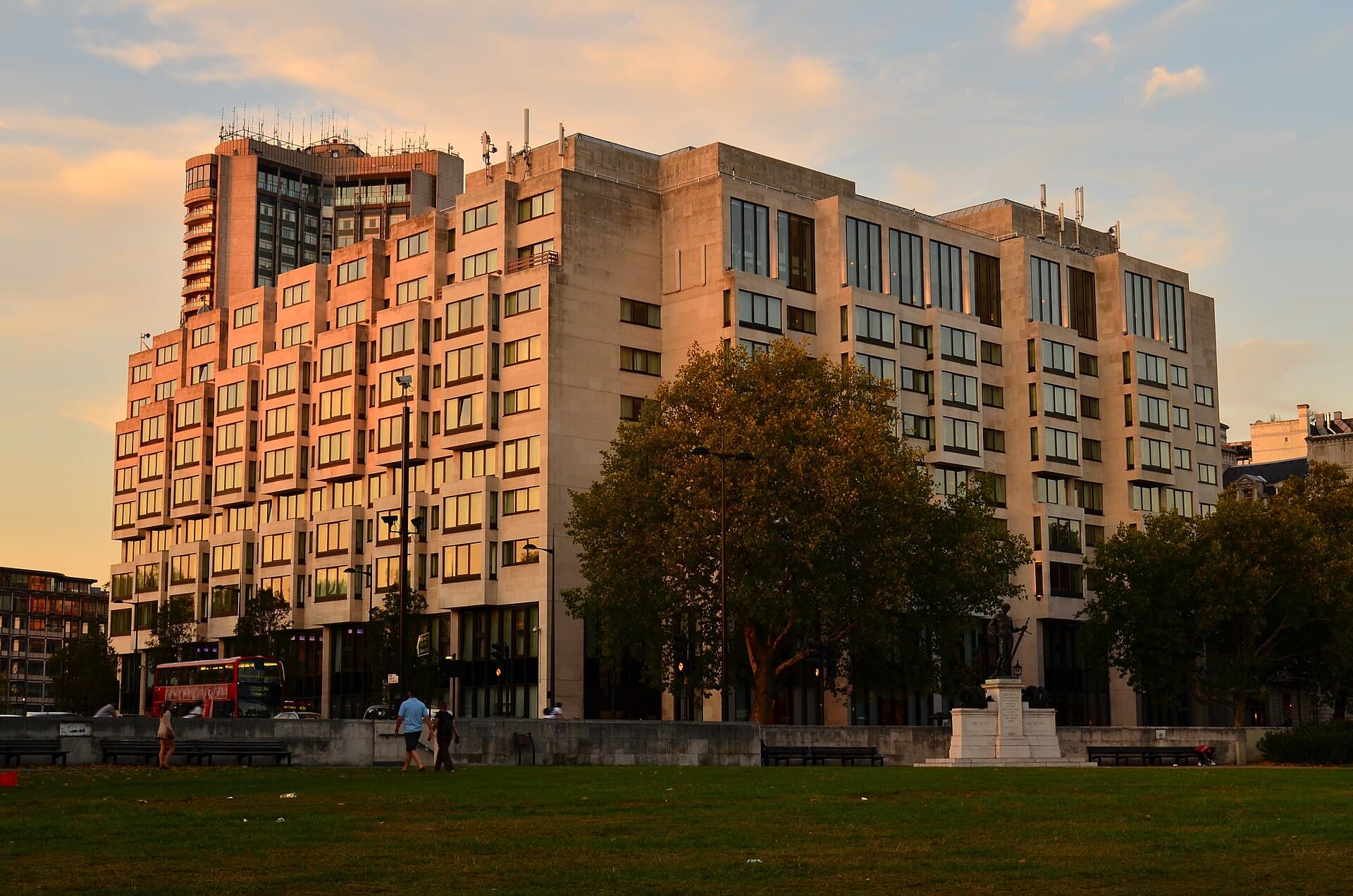 Intercontinental London Park Lane (via Wikimedia Commons, CC BY-SA 2.0)