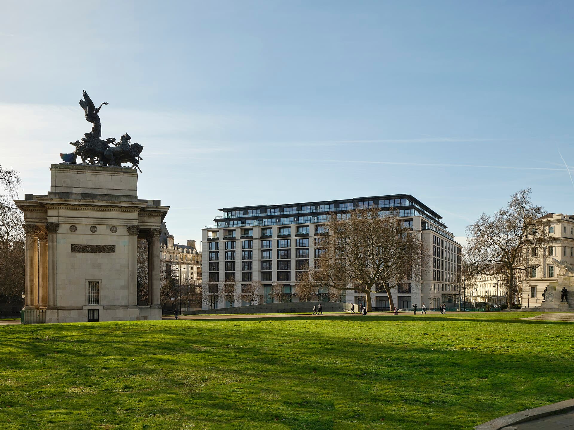 The Peninsula London (via Wikimedia Commons, CC BY-SA 4.0)