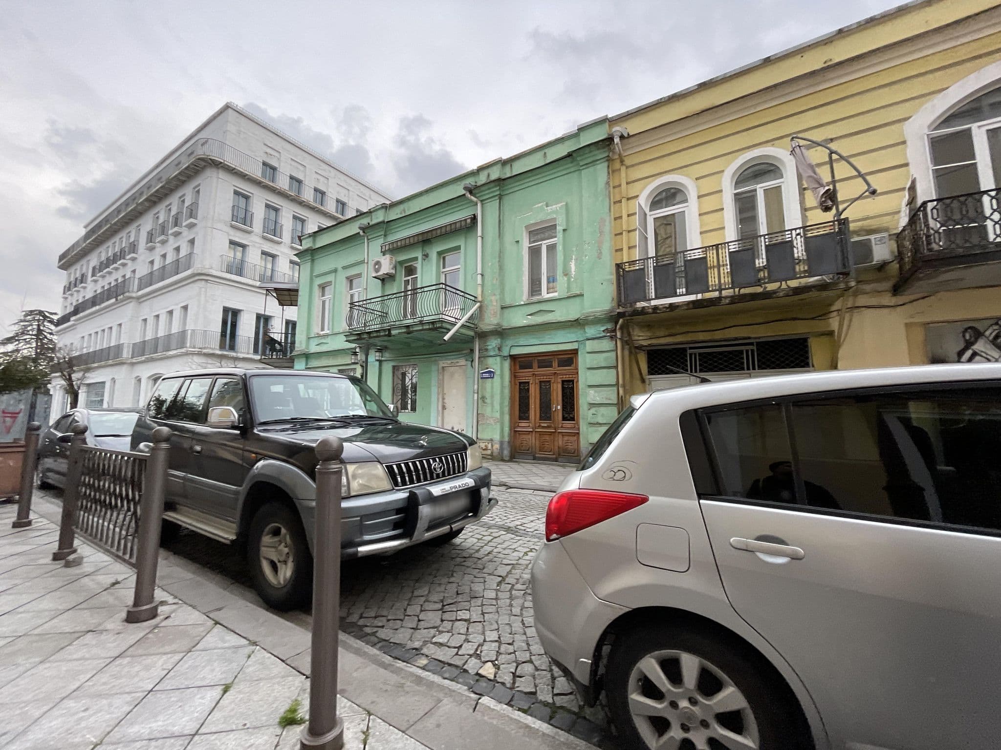 Street view near Queen, Batumi — © egorka (CC BY-SA · Mapillary)