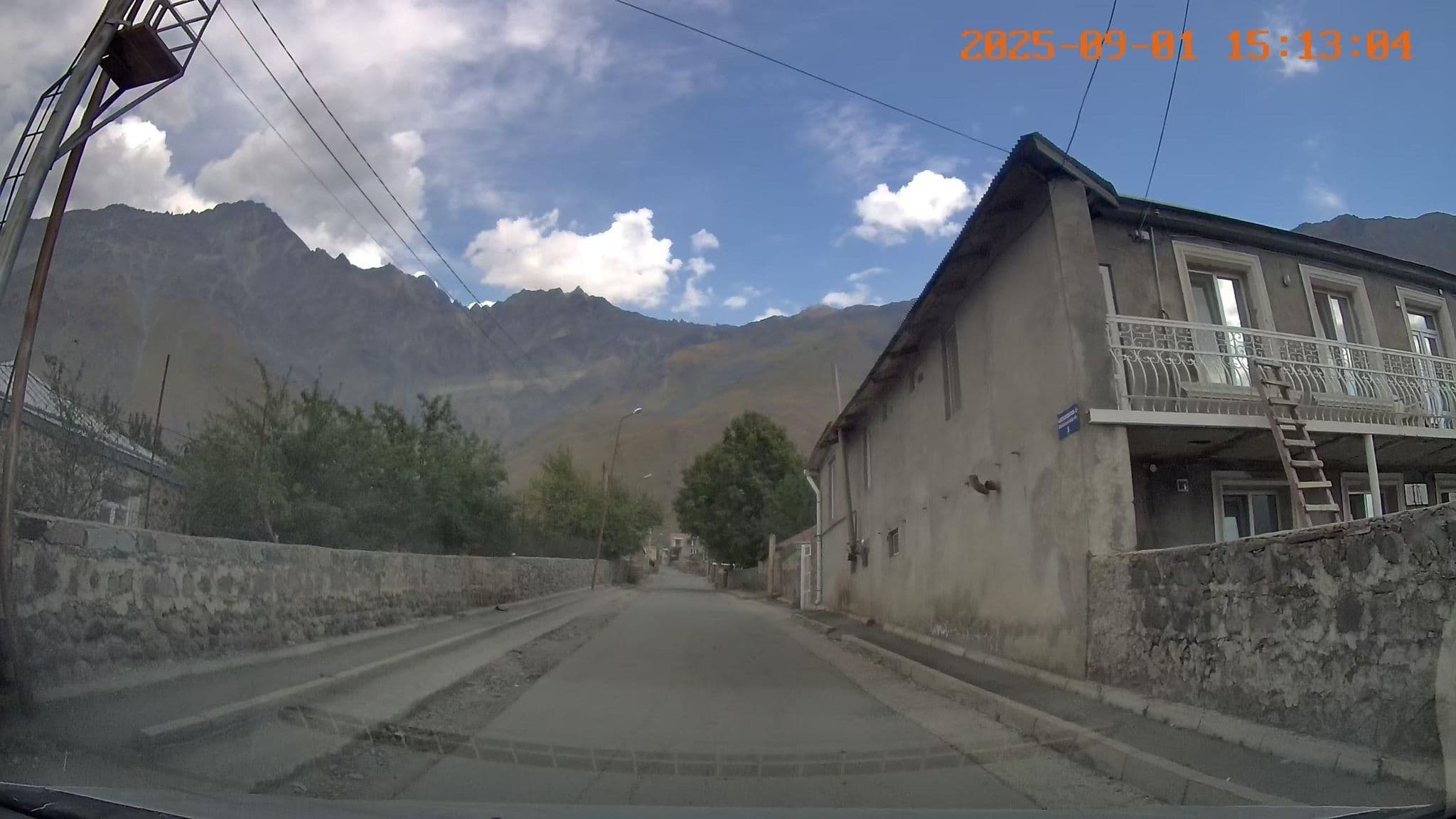 Street view near Lela Rezo Guesthouse, Stepantsminda — © bdgwl (CC BY-SA · Mapillary)