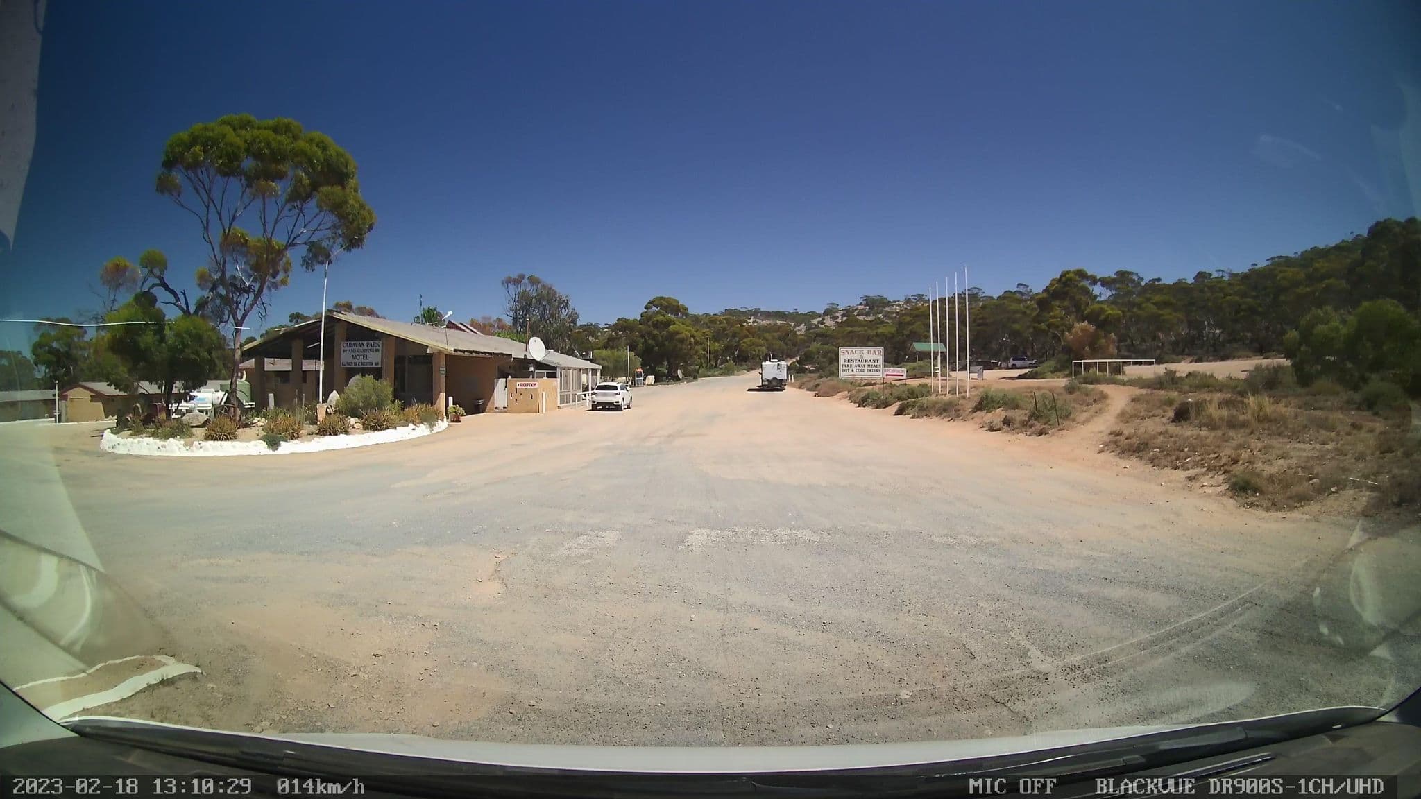 Street view near Madura Pass Oasis Motel, Kambalda East — © bob3bob3 (CC BY-SA · Mapillary)