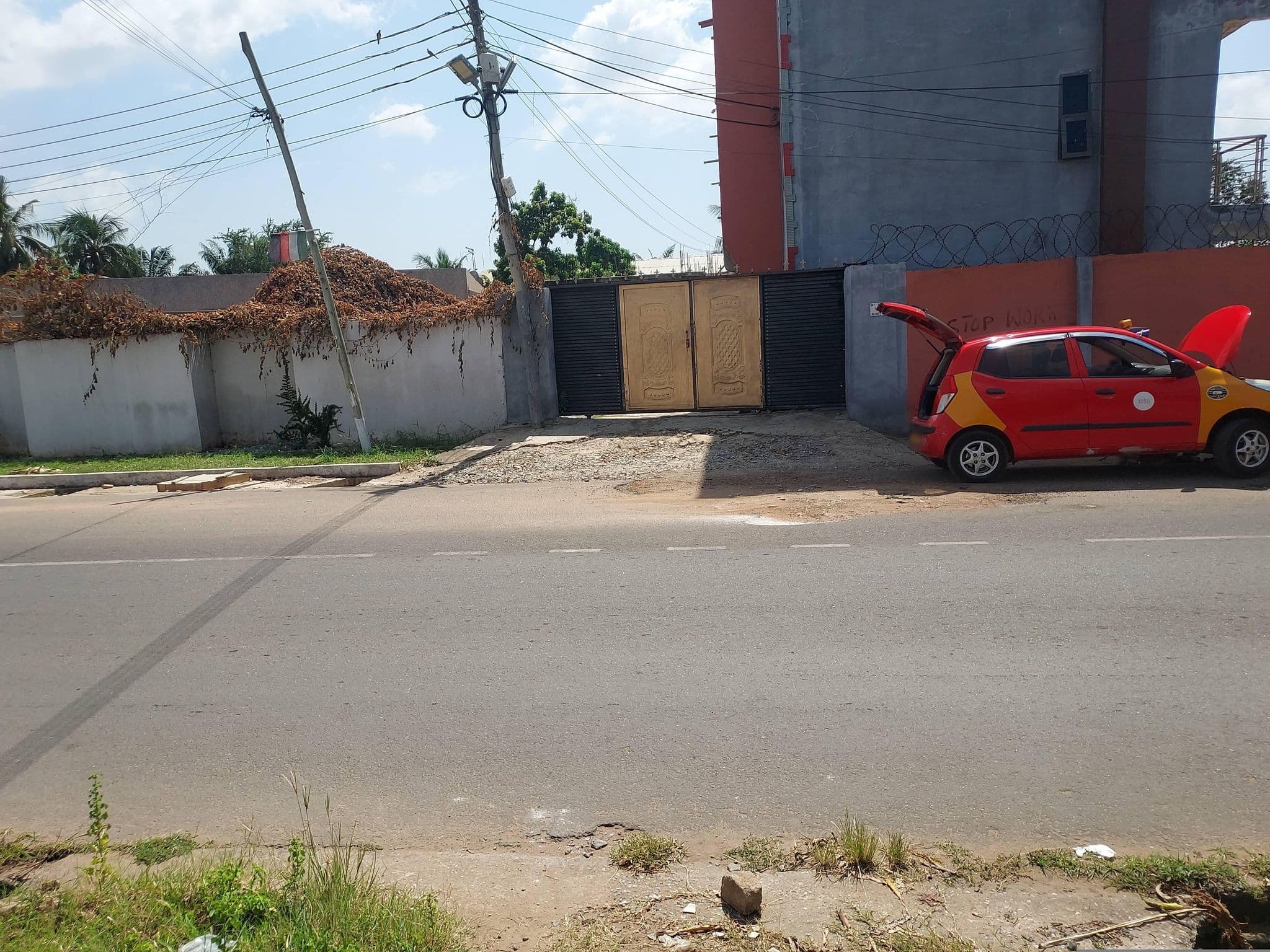 Street view near Sparks Hotel, New Achimota — © Berchiepratt03 (CC BY-SA · Mapillary)