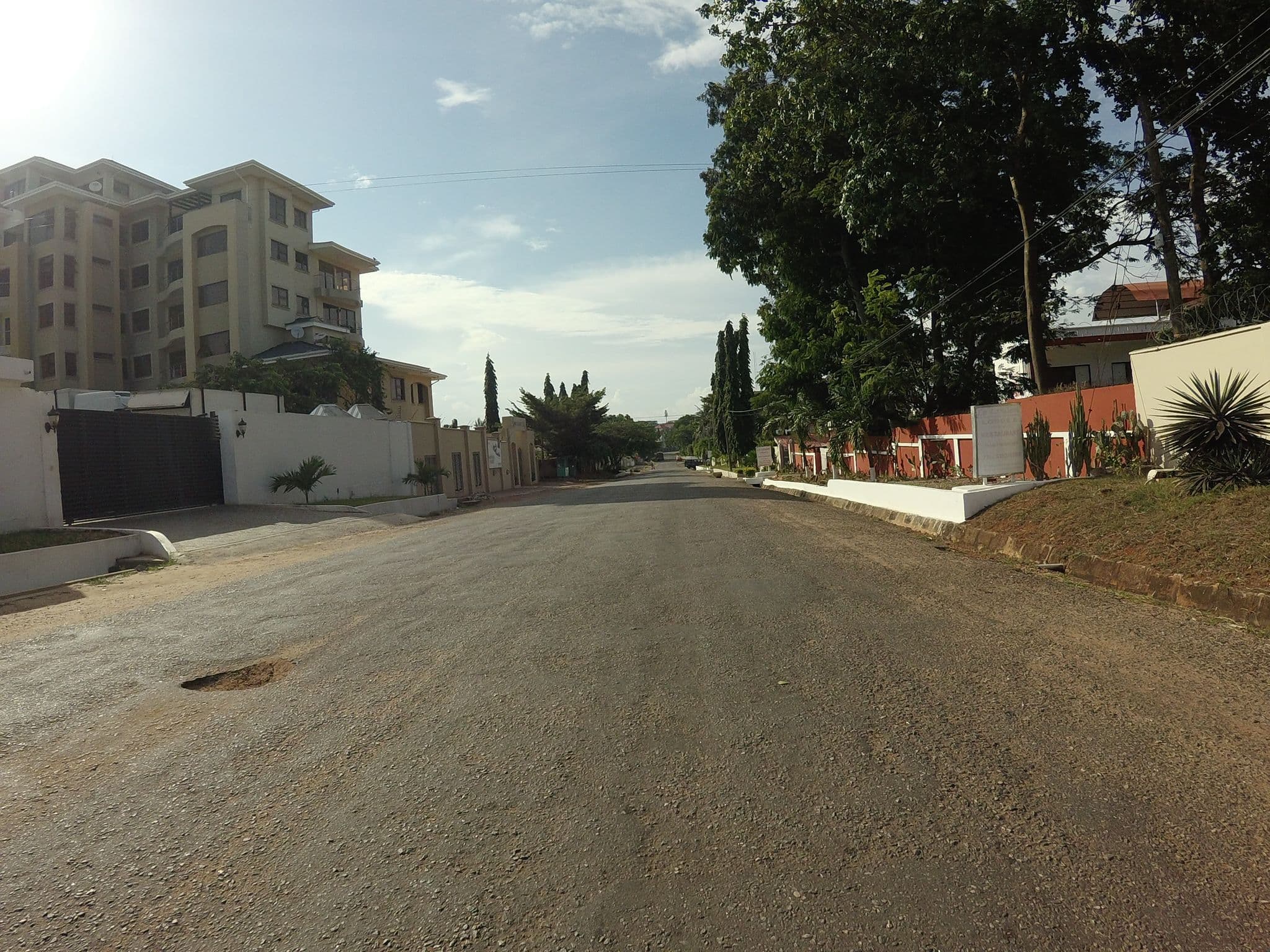 Street view near Le Tandem Lodge & French Restaurant, Osu — © mawutor (CC BY-SA · Mapillary)
