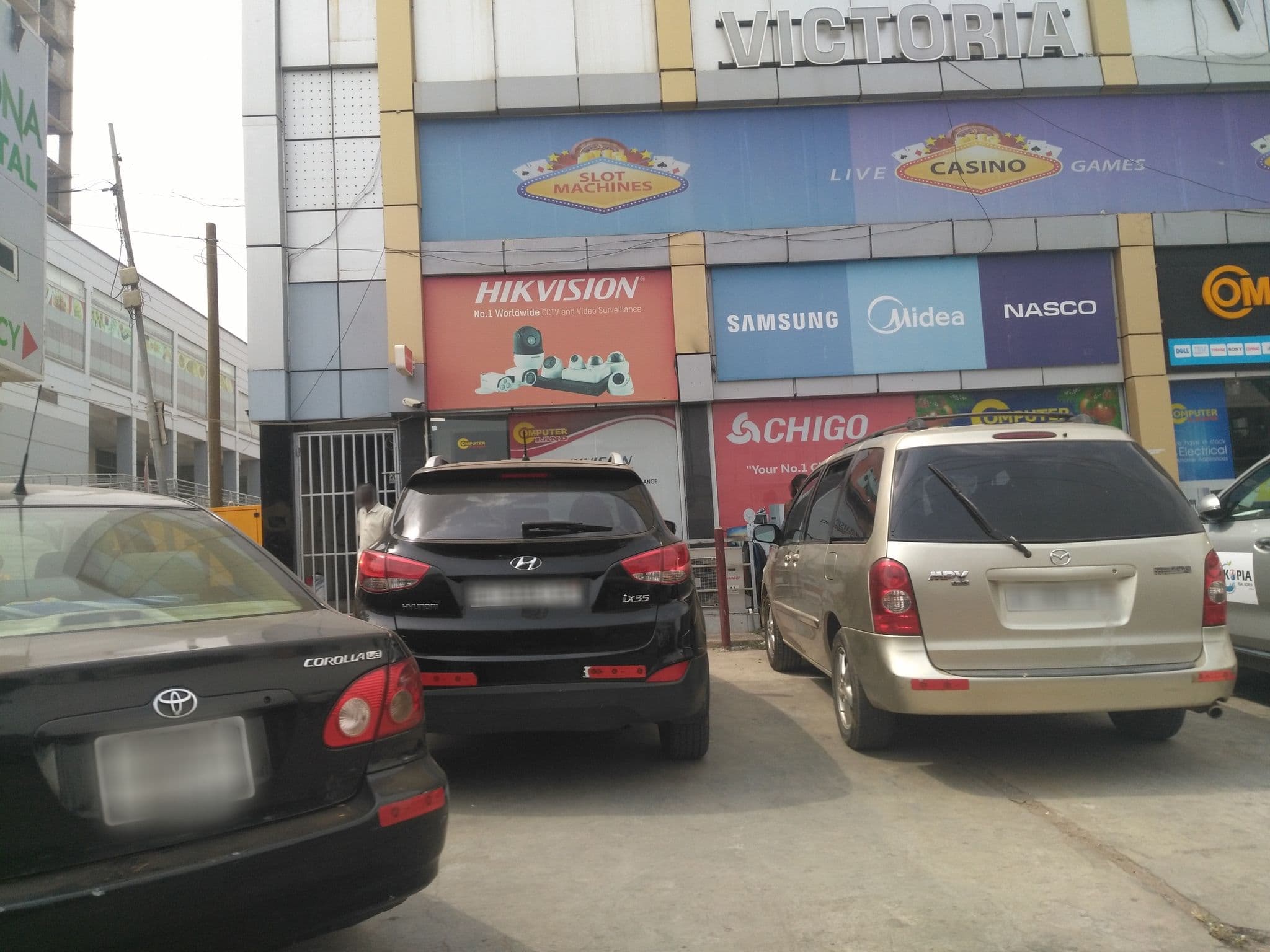 Street view near Frankie's Hotel, Osu — © ralebipim (CC BY-SA · Mapillary)