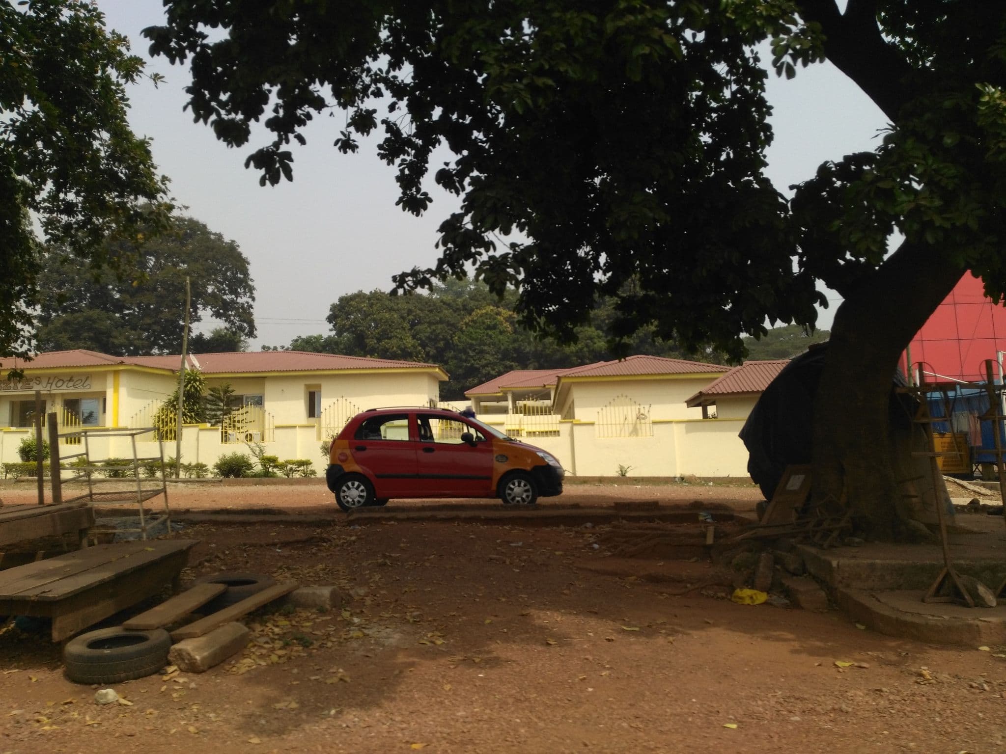 Street view near Lizzie's Hotel, Kumasi