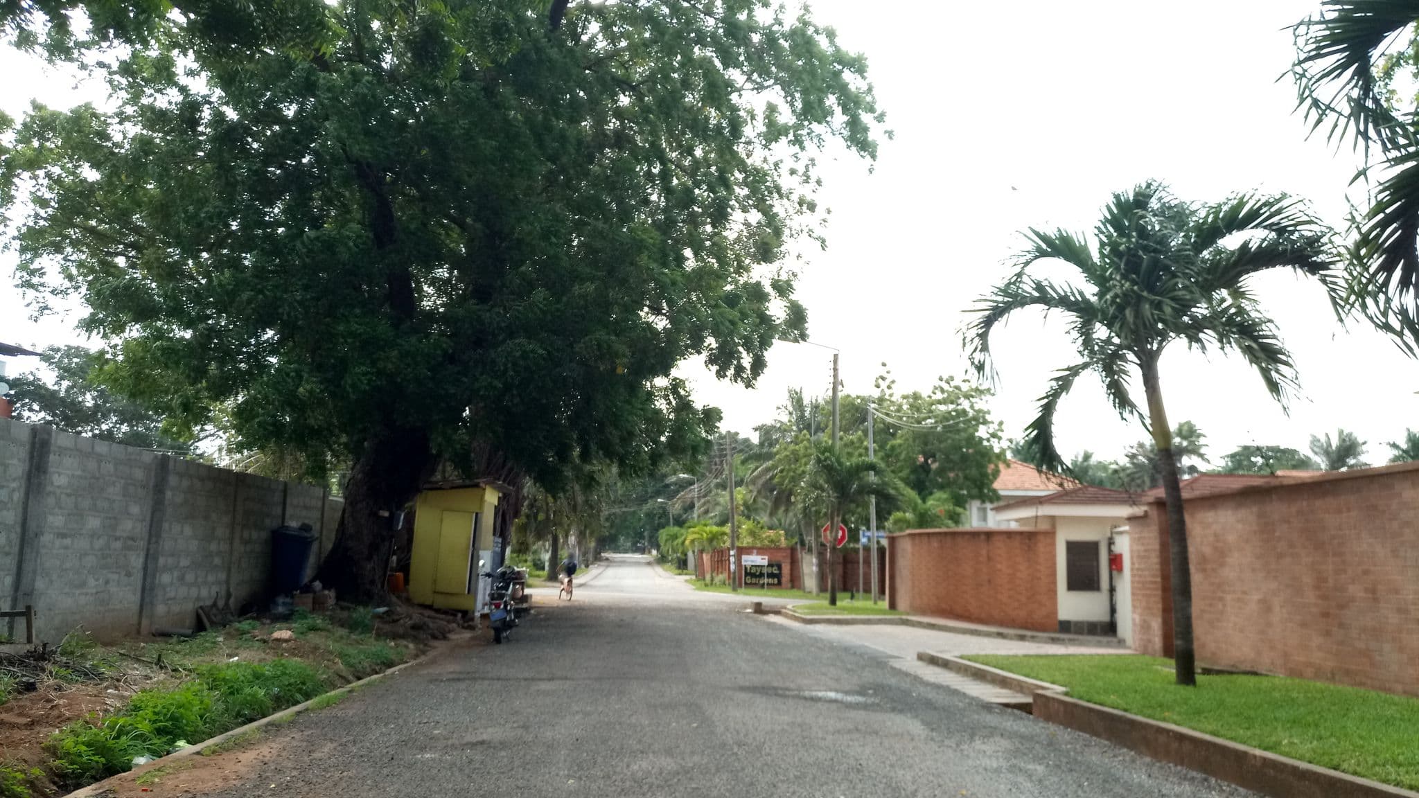 Street view near Acacia court, Accra — © akeamazan (CC BY-SA · Mapillary)