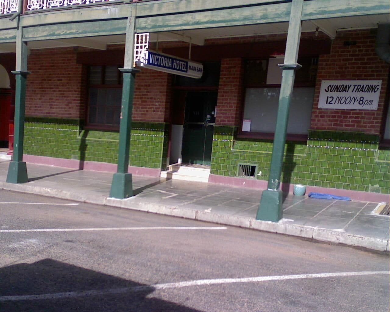 Street view near Victoria Hotel, Ouyen — © bob3bob3 (CC BY-SA · Mapillary)