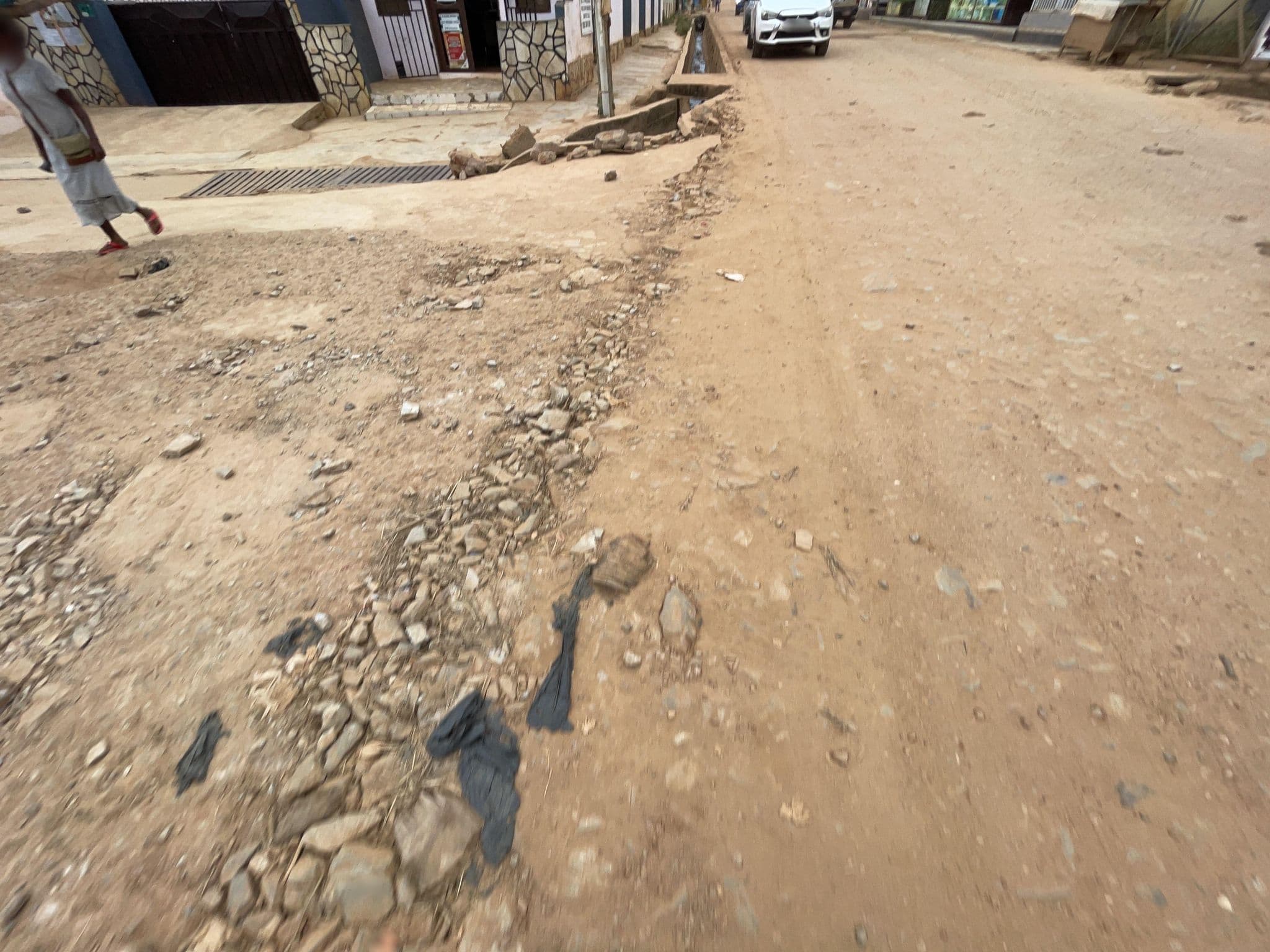 Street view near Big Up Hotel, Awoshi — © vivi_e (CC BY-SA · Mapillary)