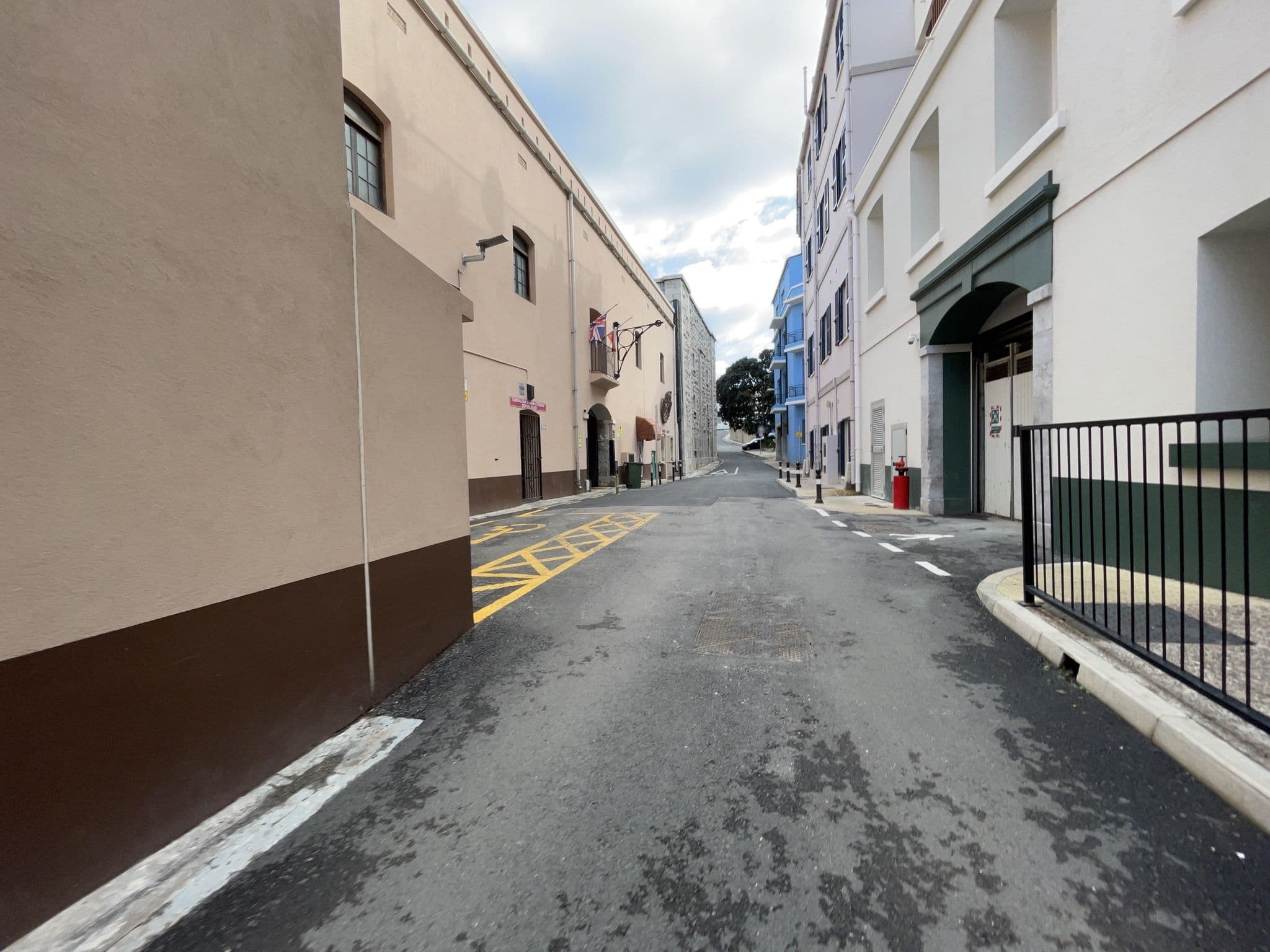 Street view near Moneycorp bank, Upper Town — © seraq (CC BY-SA · Mapillary)