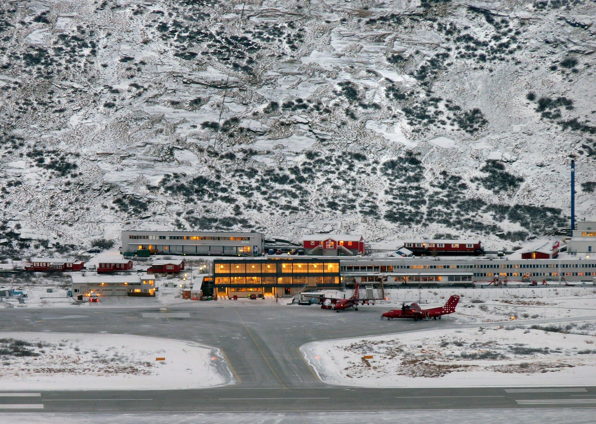 Hotel Kangerlussuaq (via Wikimedia Commons, CC BY 3.0)