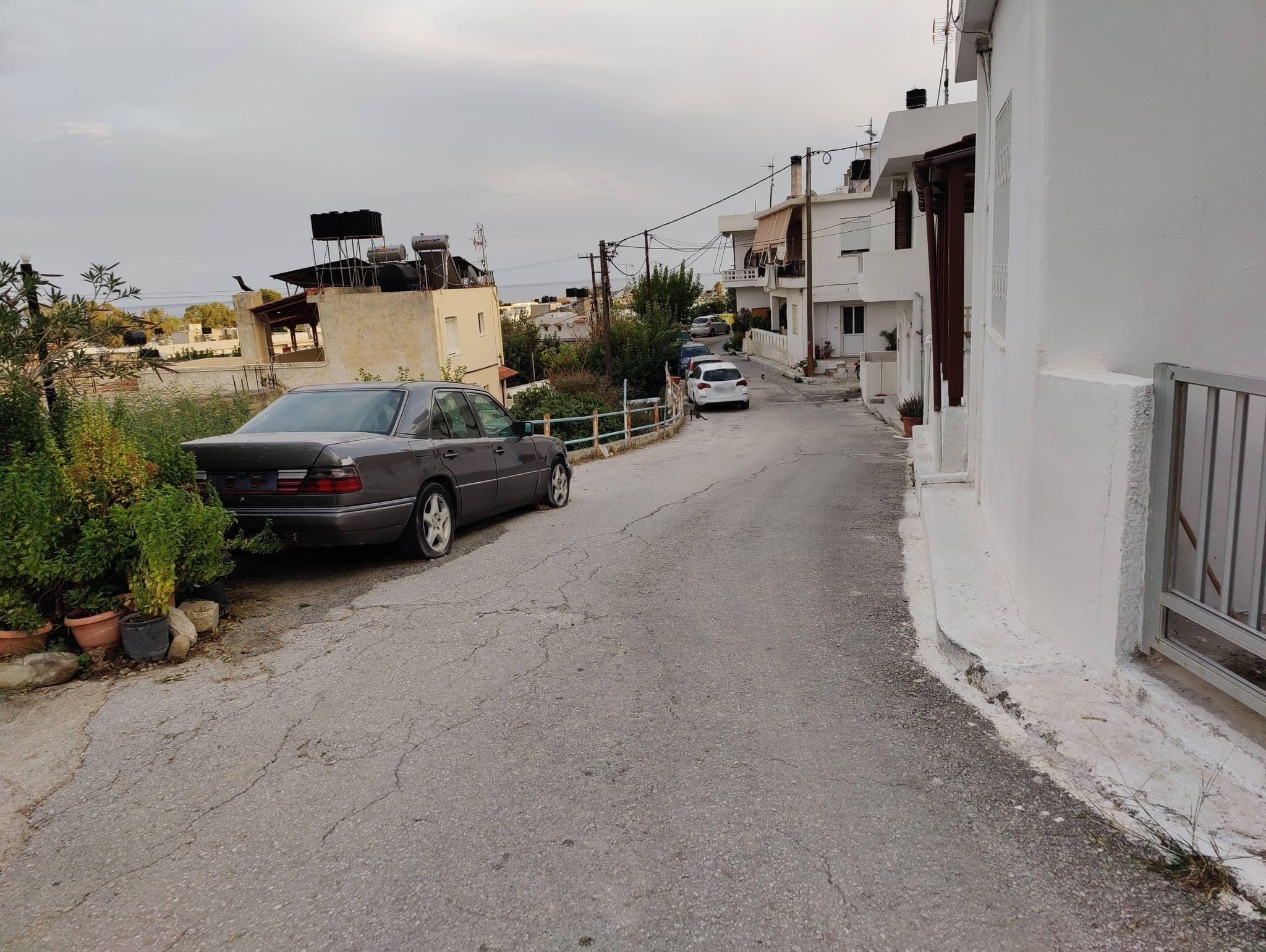 Street view near Villa Mertiza, Néa Anatolí — © pelgrim (CC BY-SA · Mapillary)