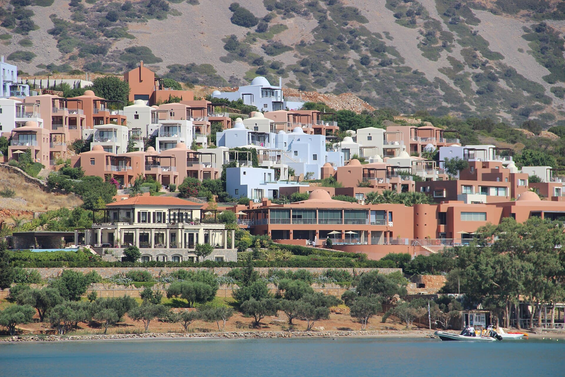 Blue Palace Elounda (via Wikimedia Commons, CC BY-SA 3.0)