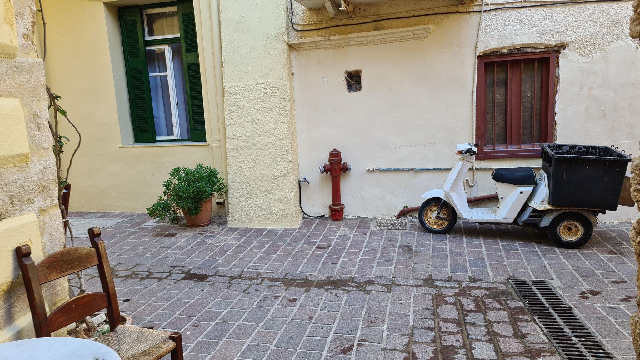 Street view near Ifigenia Rooms and Studios, Chaniá — © dsmm (CC BY-SA · Mapillary)