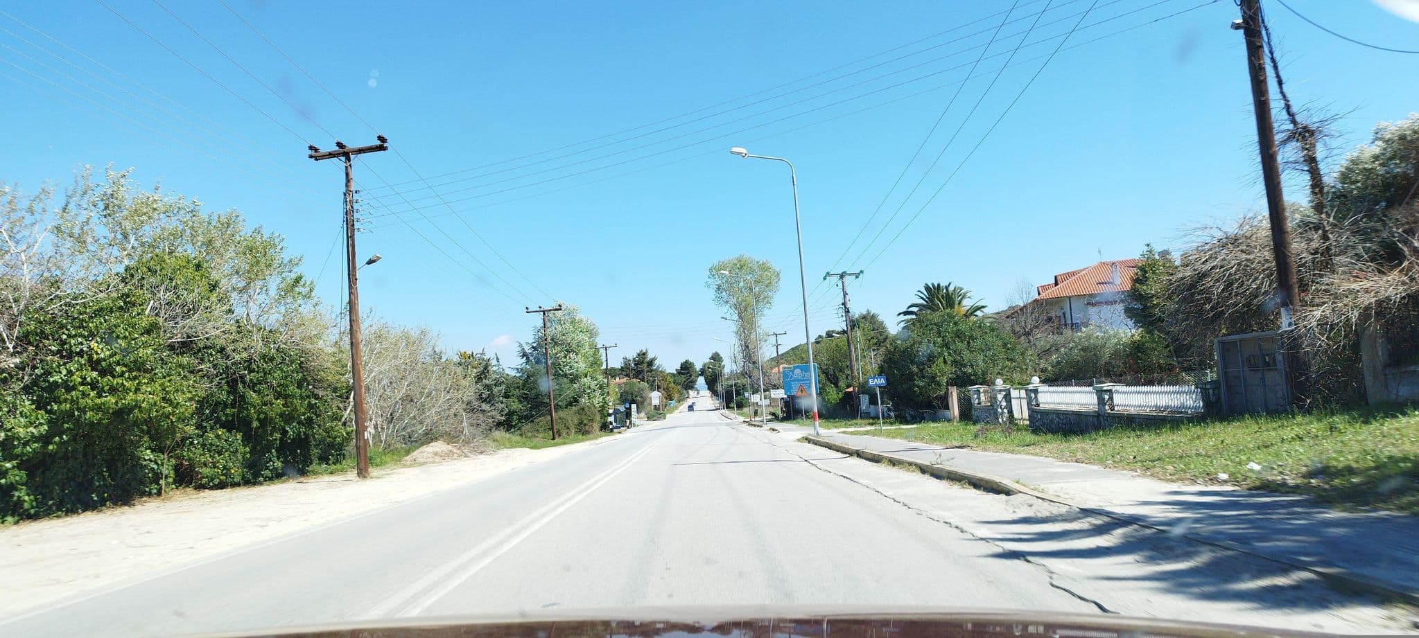 Street view near Tropical ***, Pefkochóri — © neau (CC BY-SA · Mapillary)