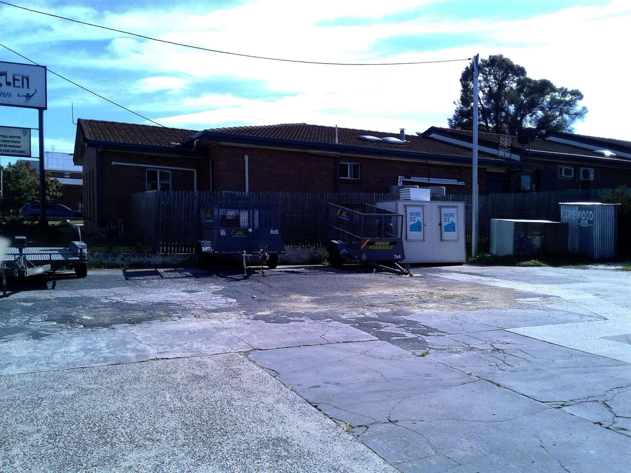 Street view near Peter Allen Motor Inn, Tenterfield — © bob3bob3 (CC BY-SA · Mapillary)