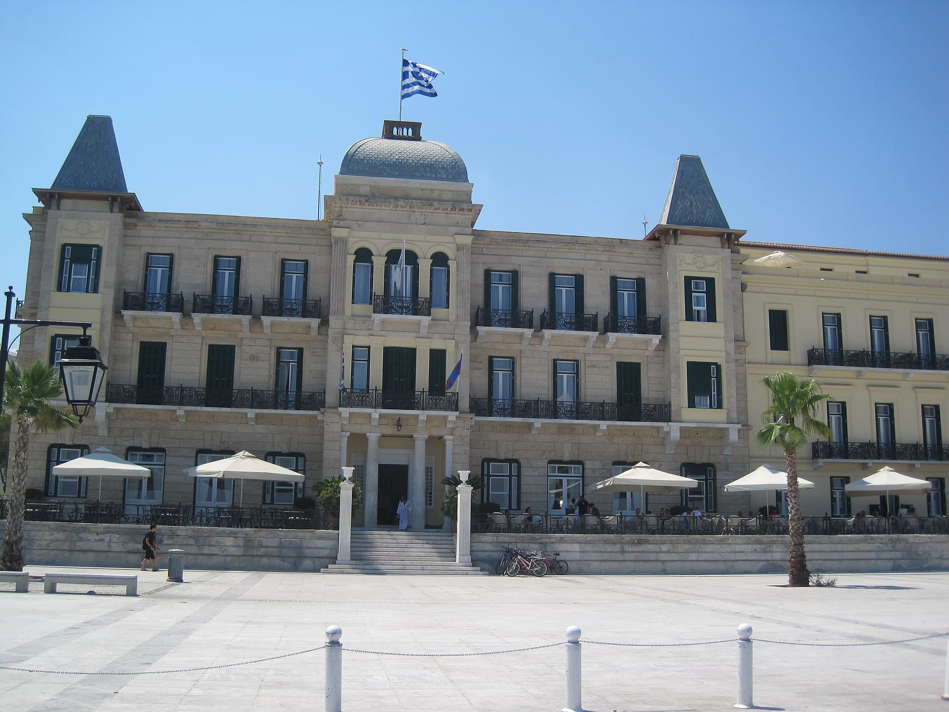 Poseidonion Grand Hotel (via Wikimedia Commons, CC BY-SA 4.0)