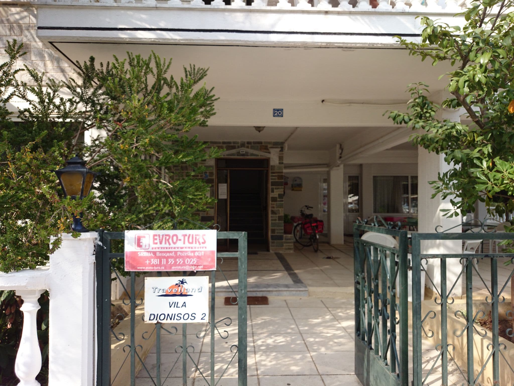 Street view near Dionisos Apartments 2, Néa Flogitá — © zverik (CC BY-SA · Mapillary)