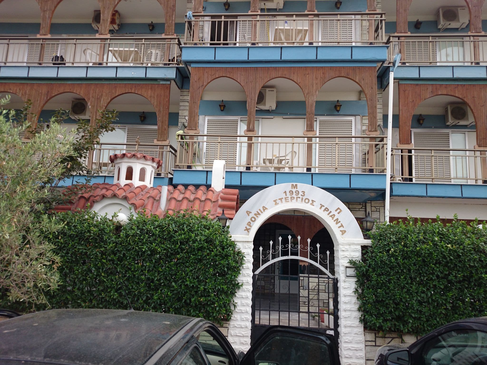 Street view near Zimmer Apartments, Néa Moudhaniá — © zverik (CC BY-SA · Mapillary)