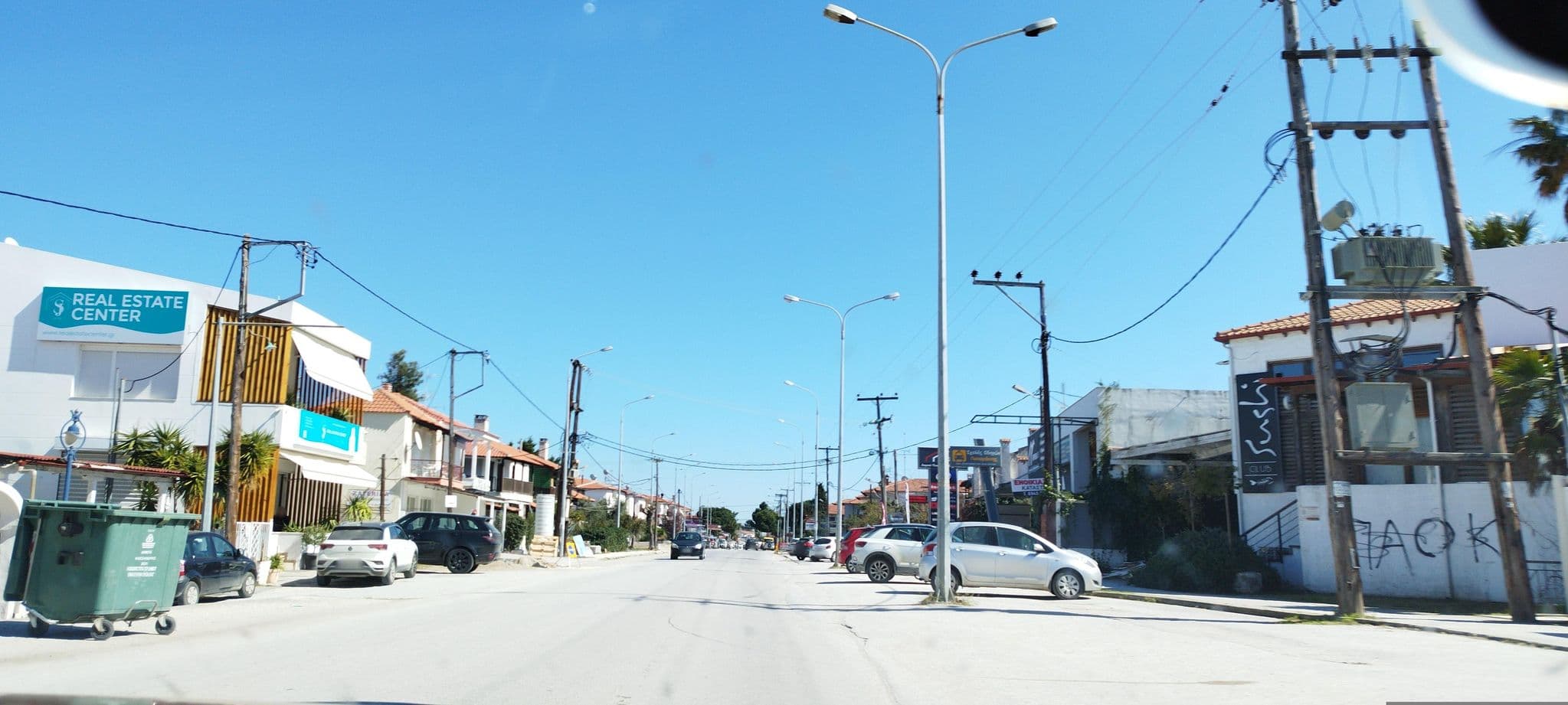 Street view near Le Onde, Pefkochóri — © neau (CC BY-SA · Mapillary)