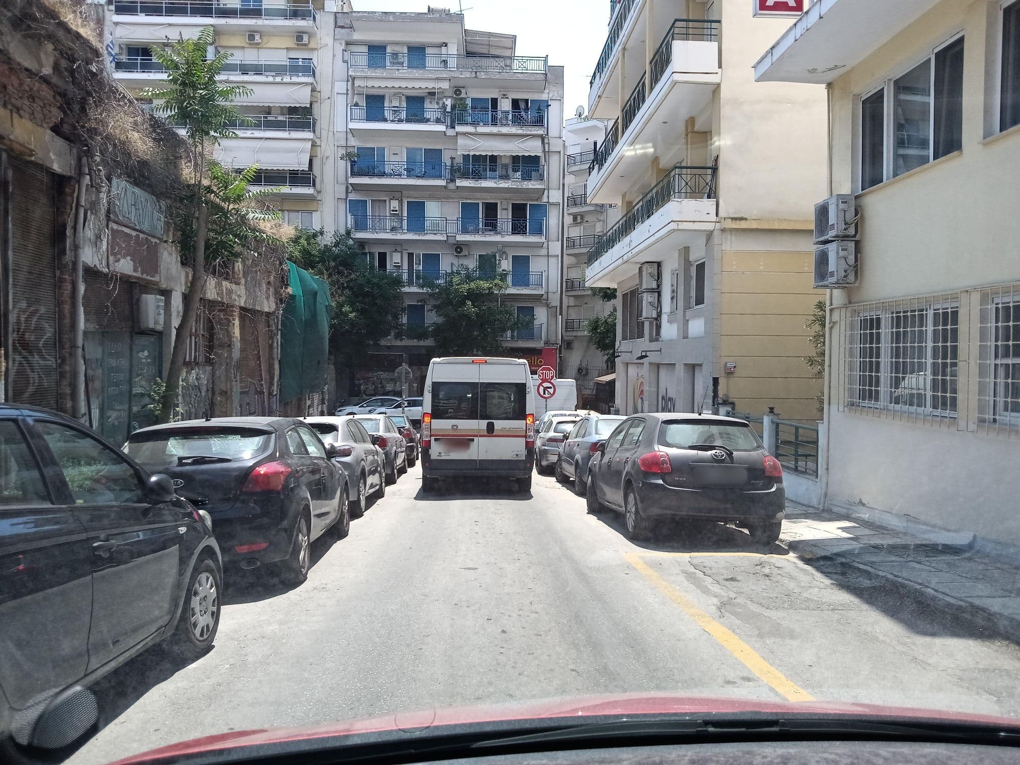 Street view near City Plaza Apartments & Rooms, Thessaloníki — © nglf (CC BY-SA · Mapillary)