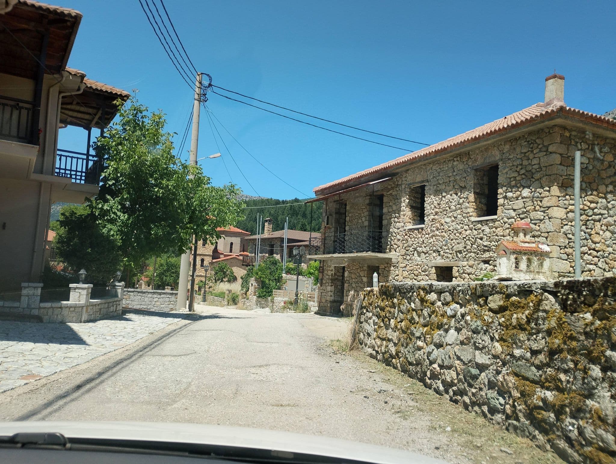Street view near Ζαρούχλα Inn, Evrostína — © George_210 (CC BY-SA · Mapillary)