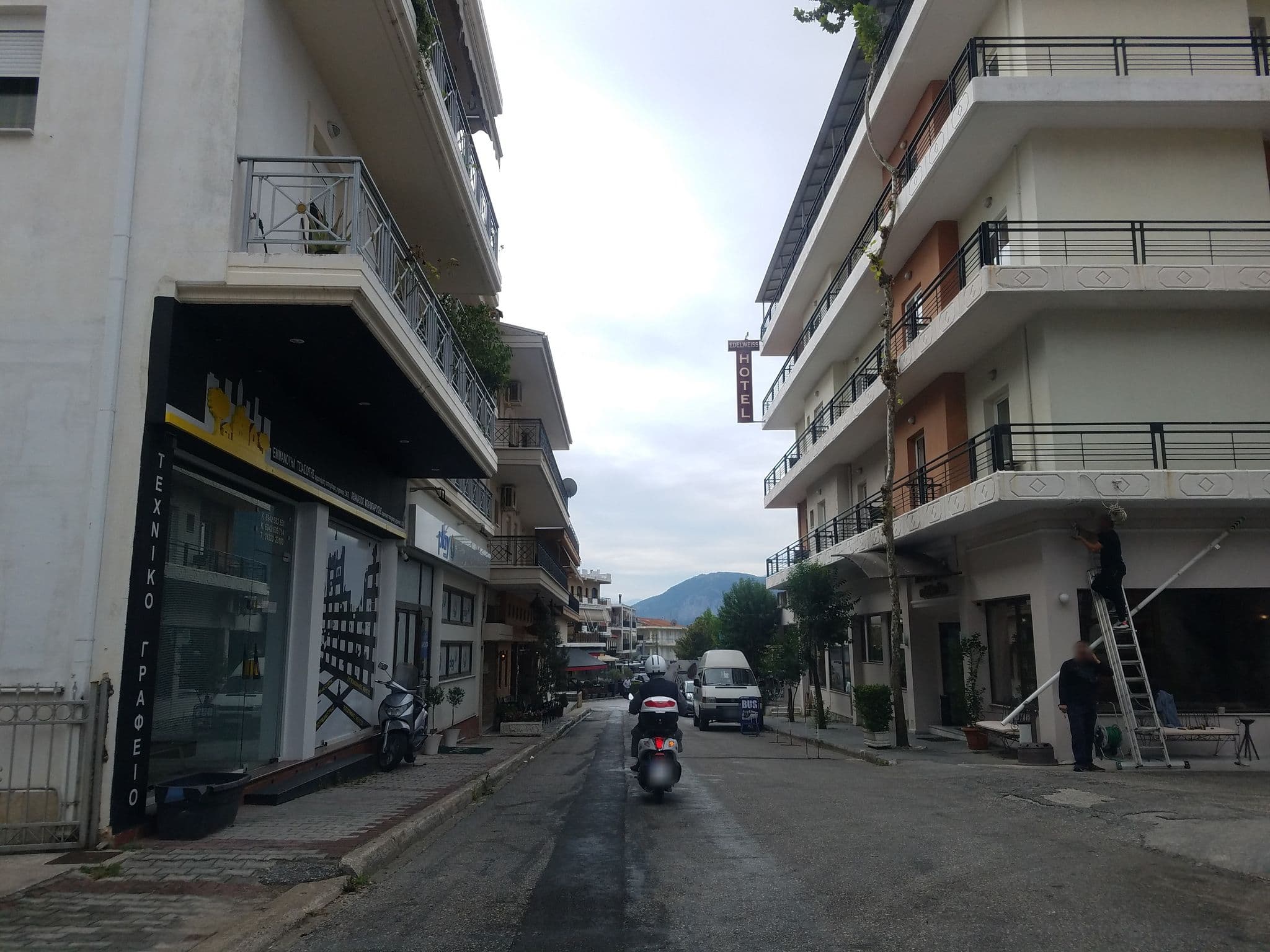 Street view near Ξενοδοχείο 'Edelweiss', Kalampáka — © muthu (CC BY-SA · Mapillary)