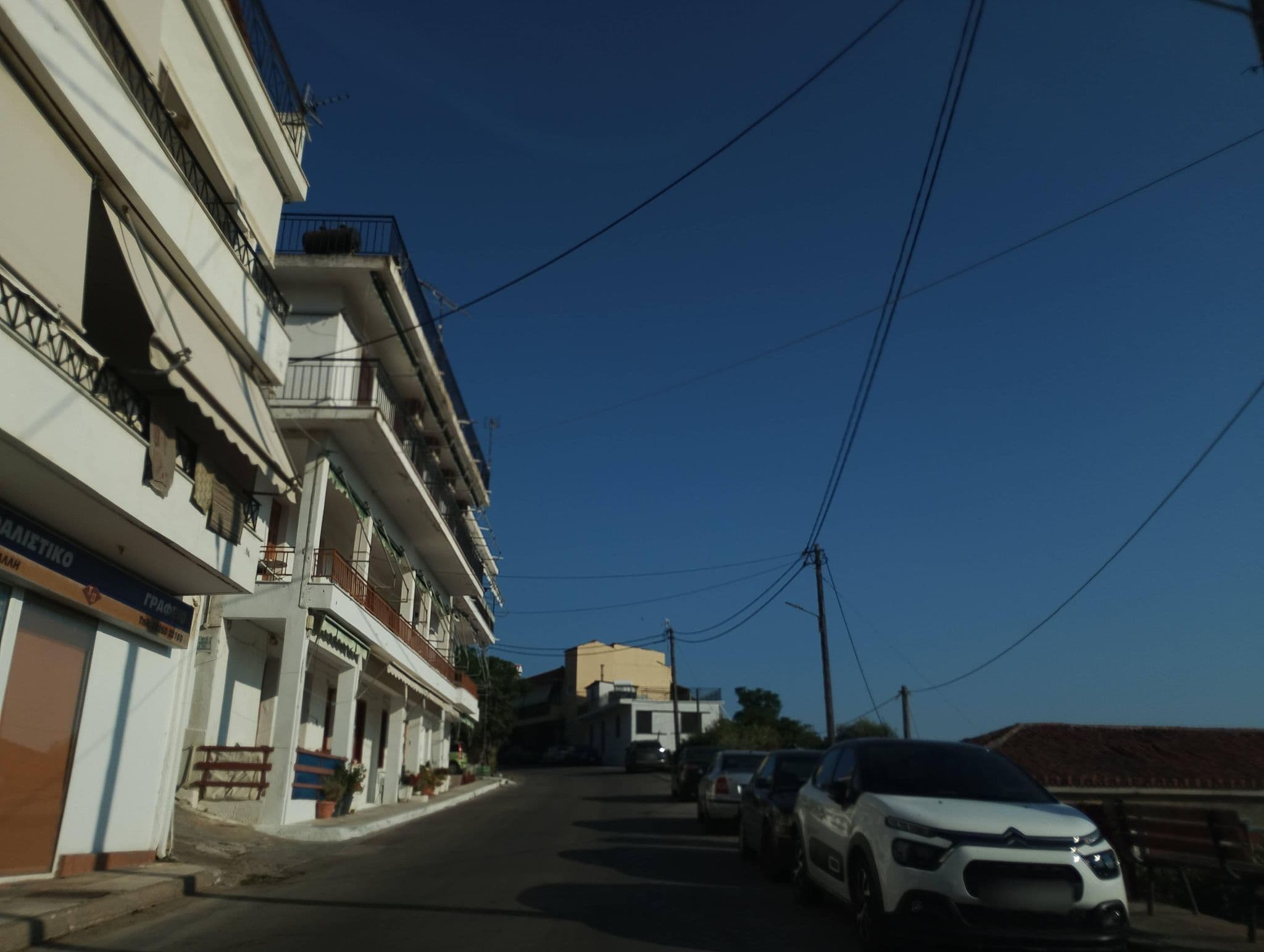 Street view near 9 queens, Loutrá Aidhipsoú — © George_210 (CC BY-SA · Mapillary)