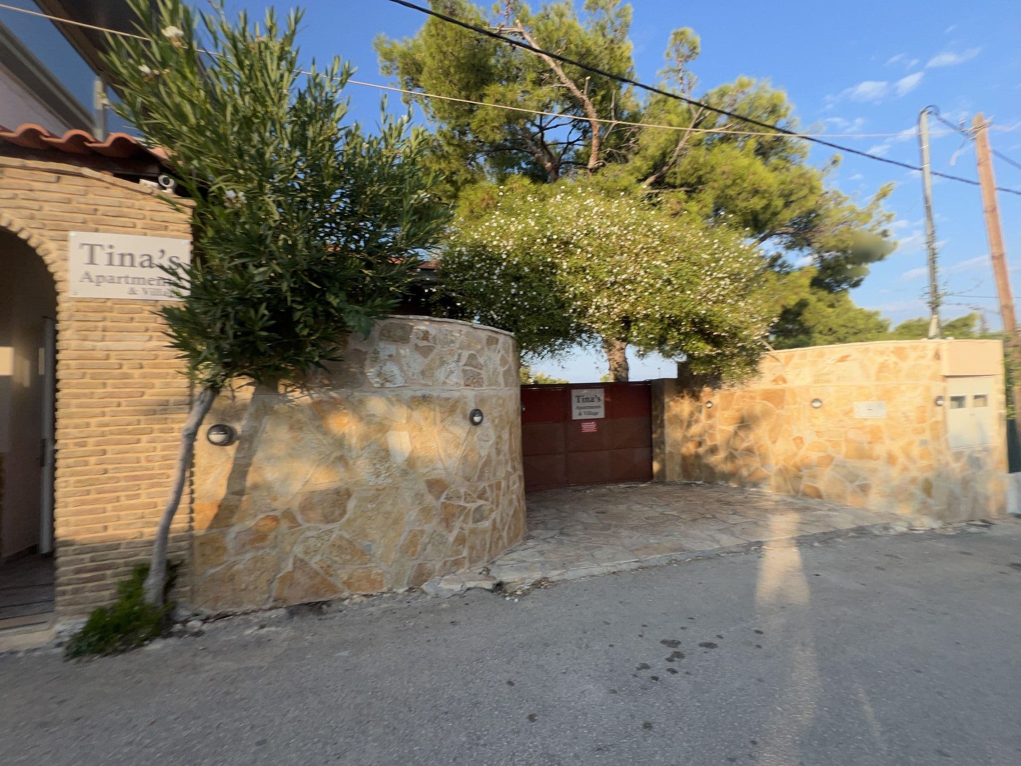 Street view near Tina's Apartments, Artémida — © igorzo (CC BY-SA · Mapillary)