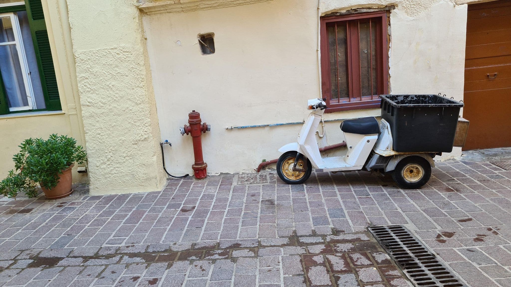 Street view near Talos Rooms, Chaniá — © dsmm (CC BY-SA · Mapillary)