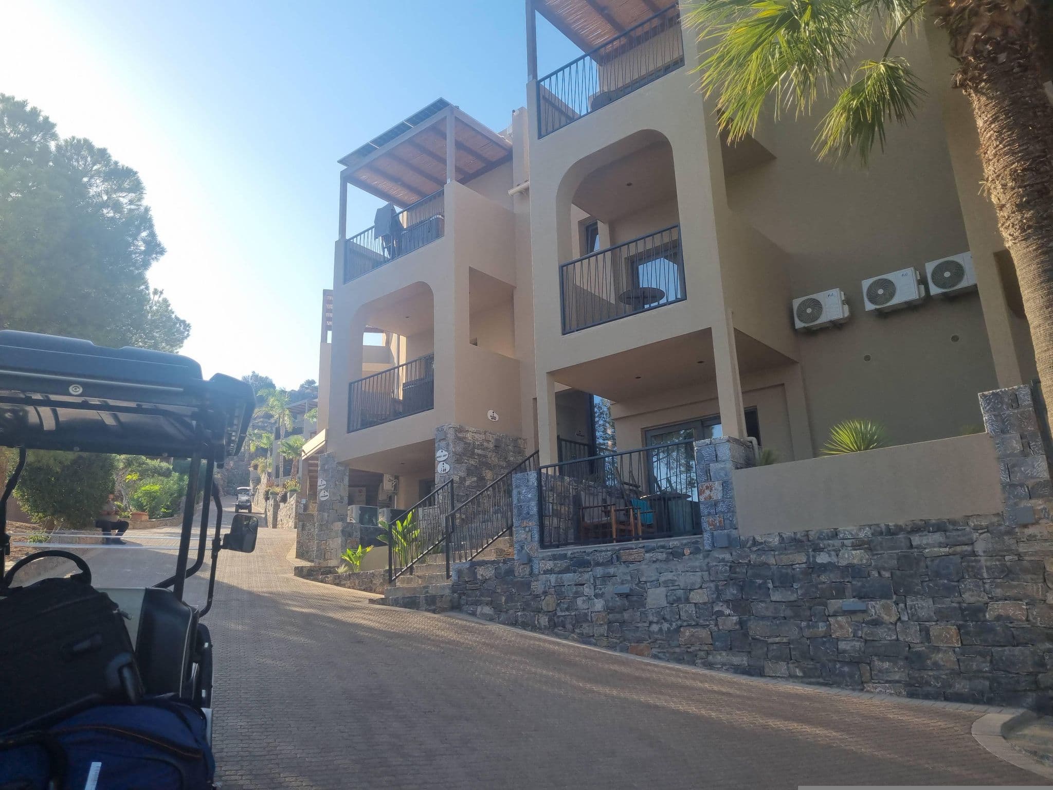 Street view near Elounda Infinity Exclusive Resort, Eloúnda — © chibiYuzu (CC BY-SA · Mapillary)