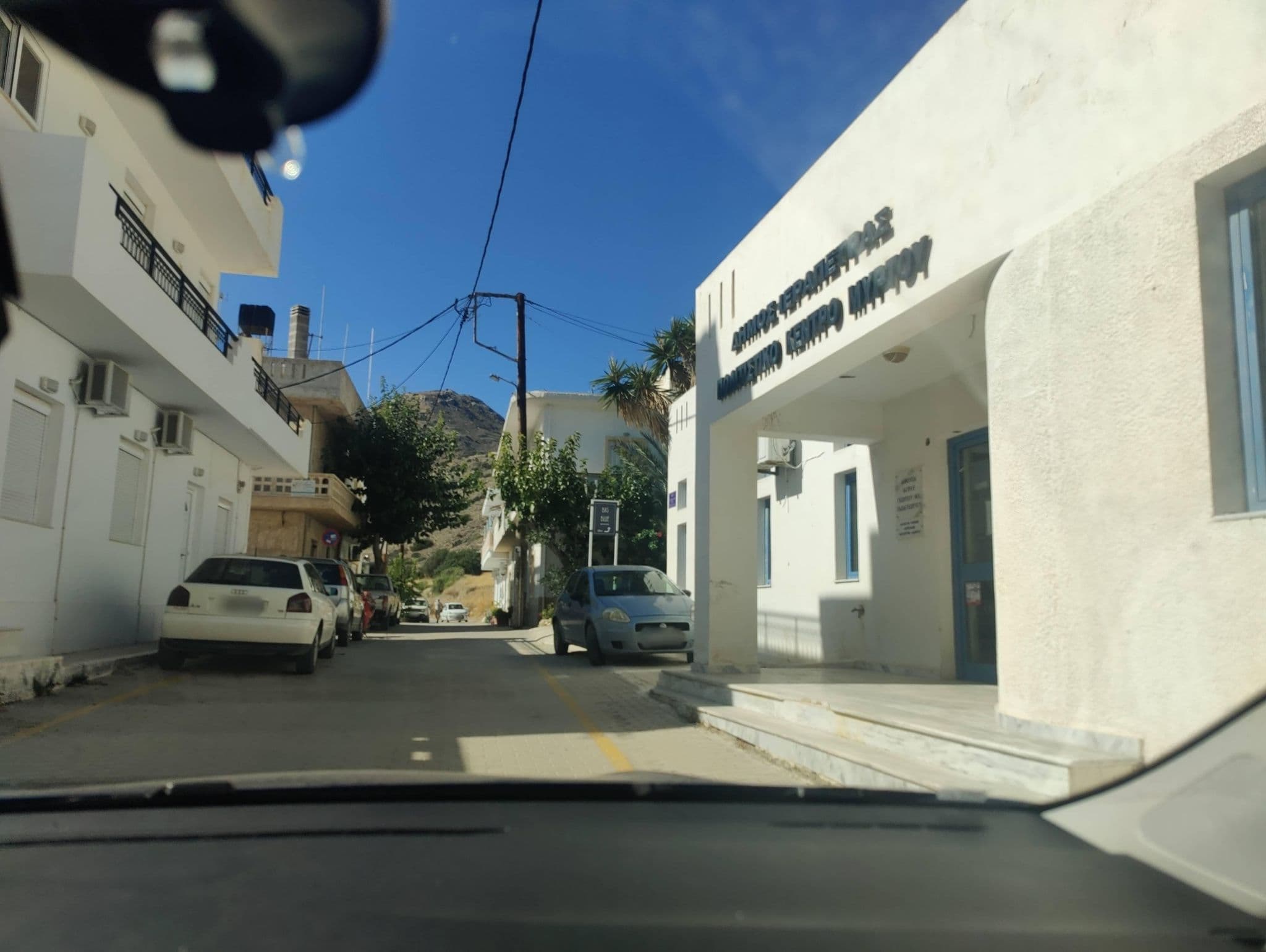 Street view near Mirtilo luxury apartments, Néa Anatolí — © pelgrim (CC BY-SA · Mapillary)