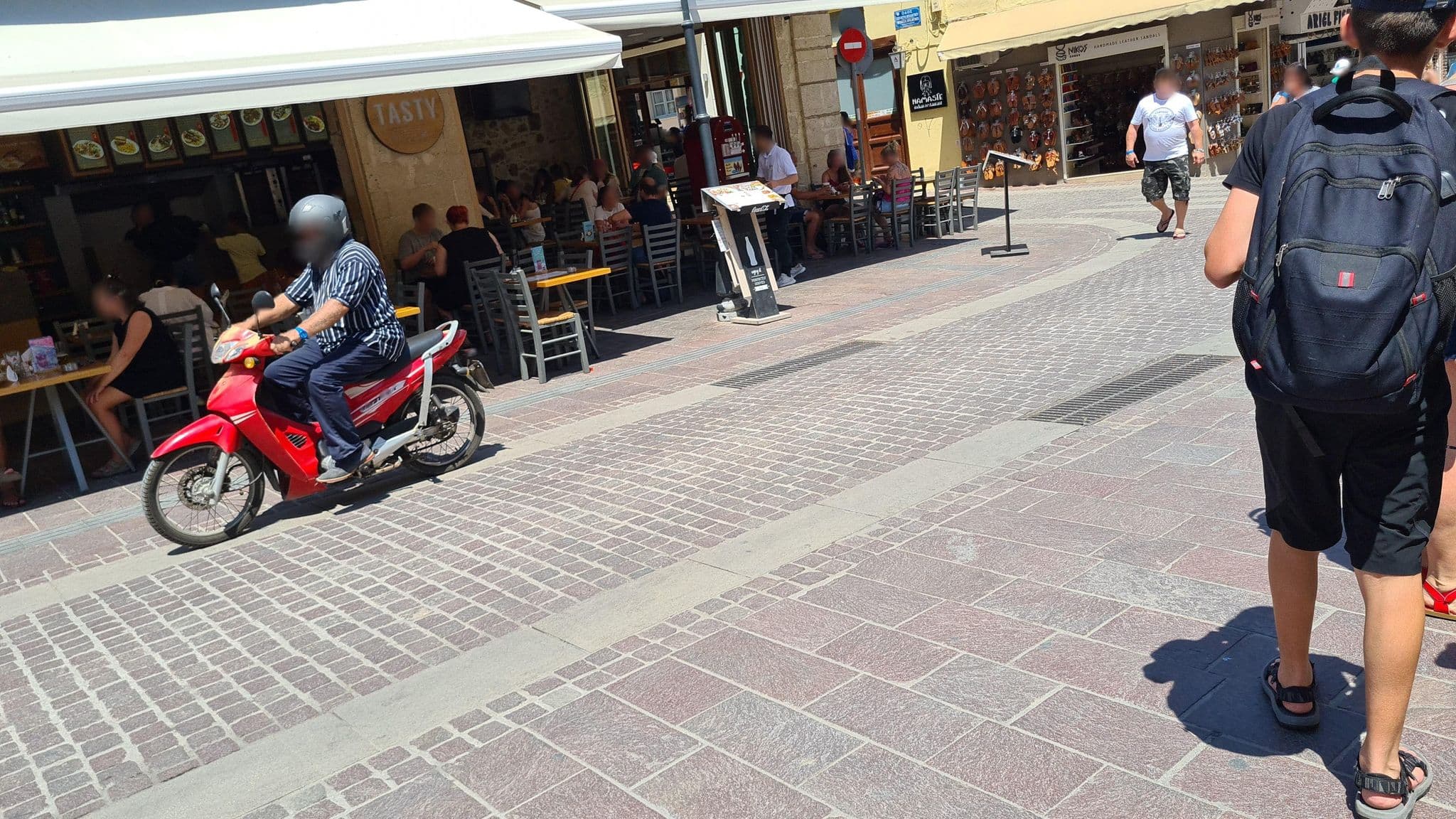 Street view near Oileas Art Hotel, Chaniá — © dsmm (CC BY-SA · Mapillary)