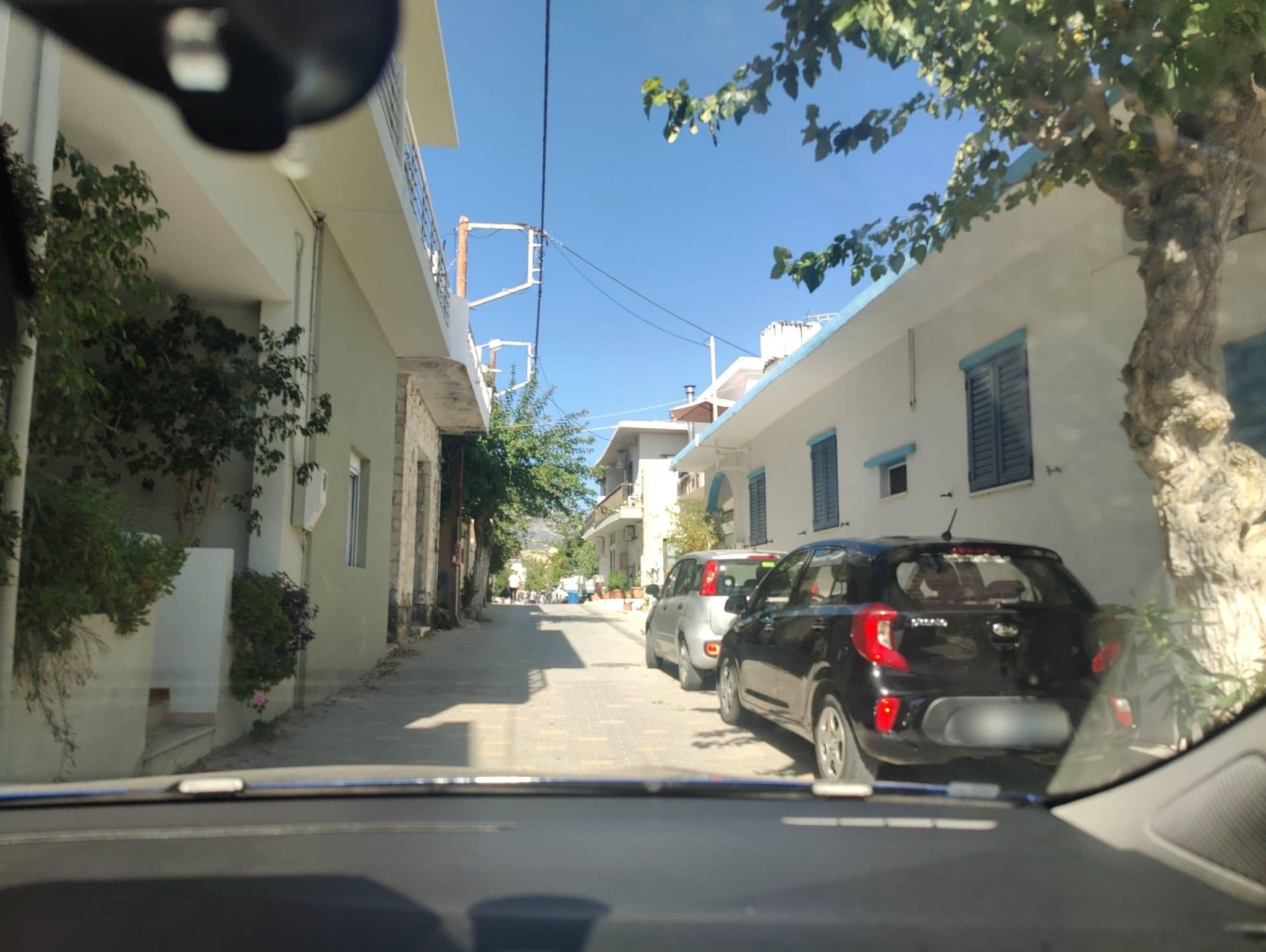 Street view near Is mini Apartments, Néa Anatolí — © pelgrim (CC BY-SA · Mapillary)