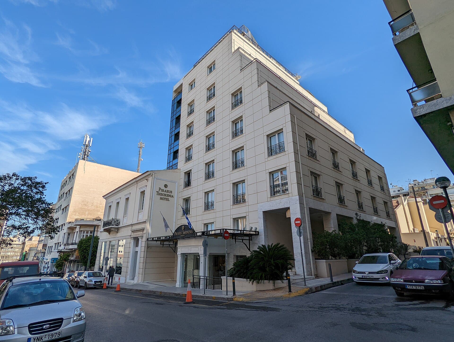Piraeus Theoxenia Hotel (via Wikimedia Commons, CC BY-SA 3.0)