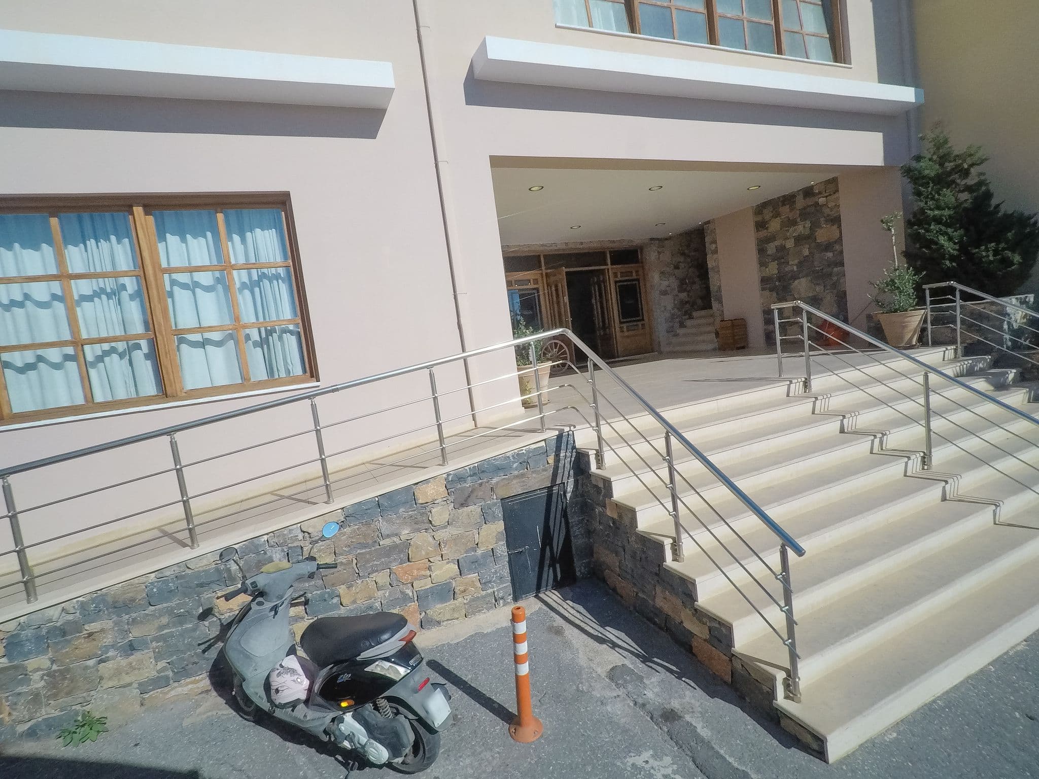 Street view near Miramare resort & spa, Ágios Nikólaos — © esario (CC BY-SA · Mapillary)