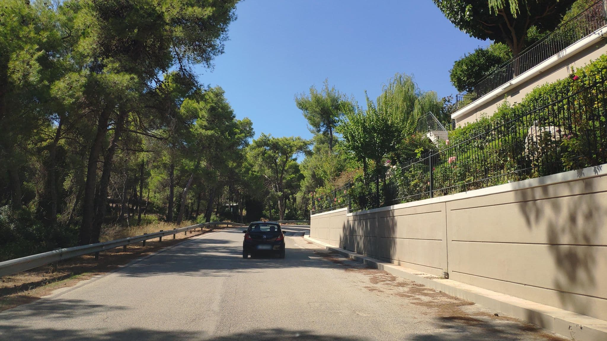 Street view near Mando resort, Kouvarás — © pppetros (CC BY-SA · Mapillary)
