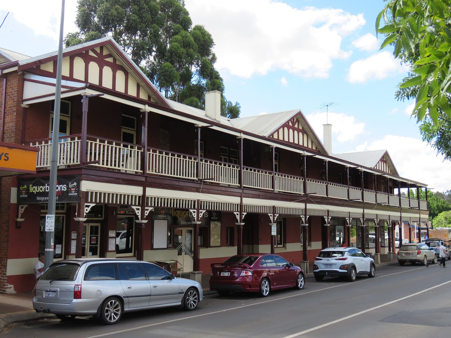 Bridgetown Hotel (via Wikimedia Commons, CC BY-SA 4.0)