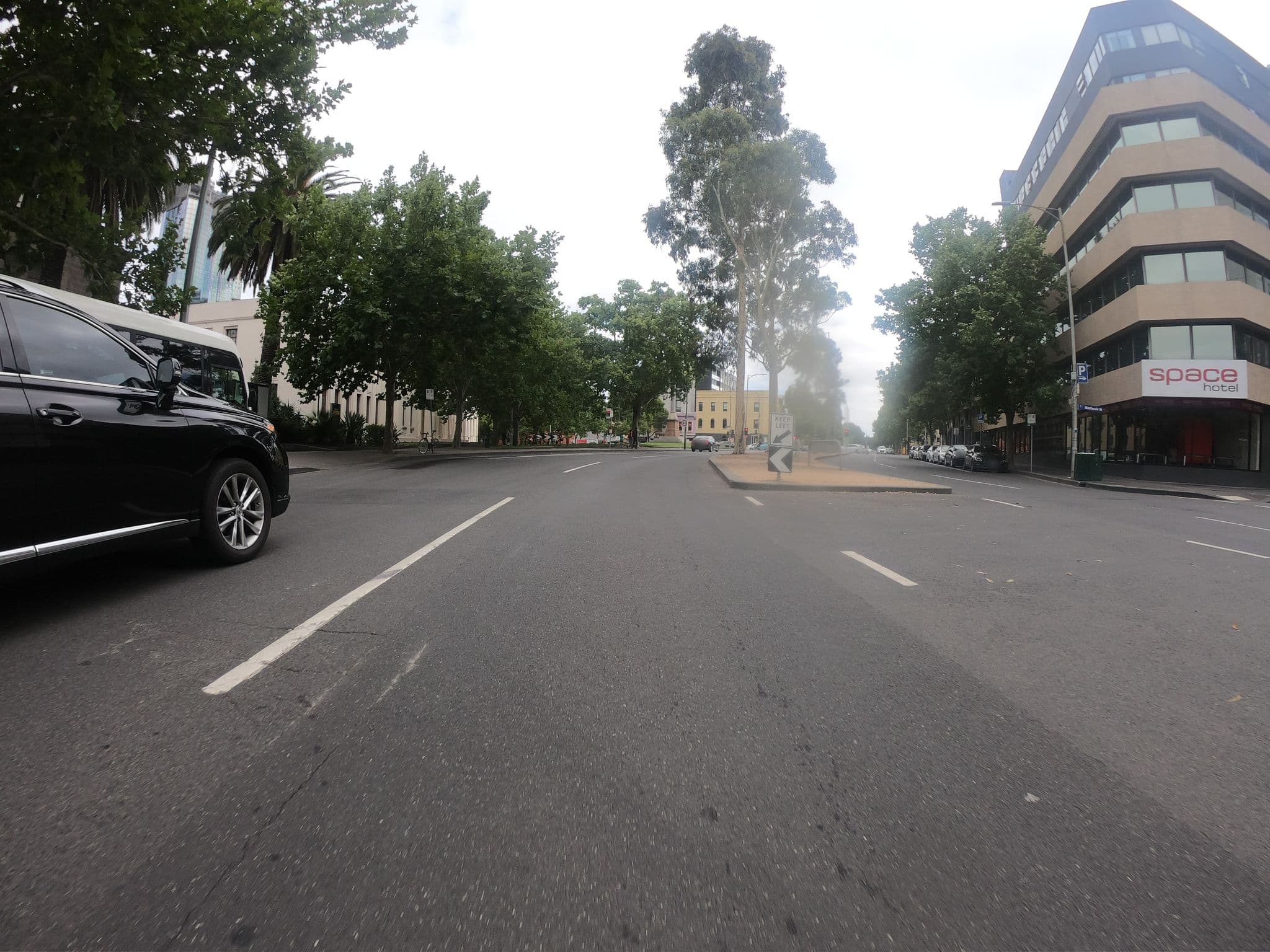 Street view near Space Hotel, Melbourne — © eneerhut (CC BY-SA · Mapillary)