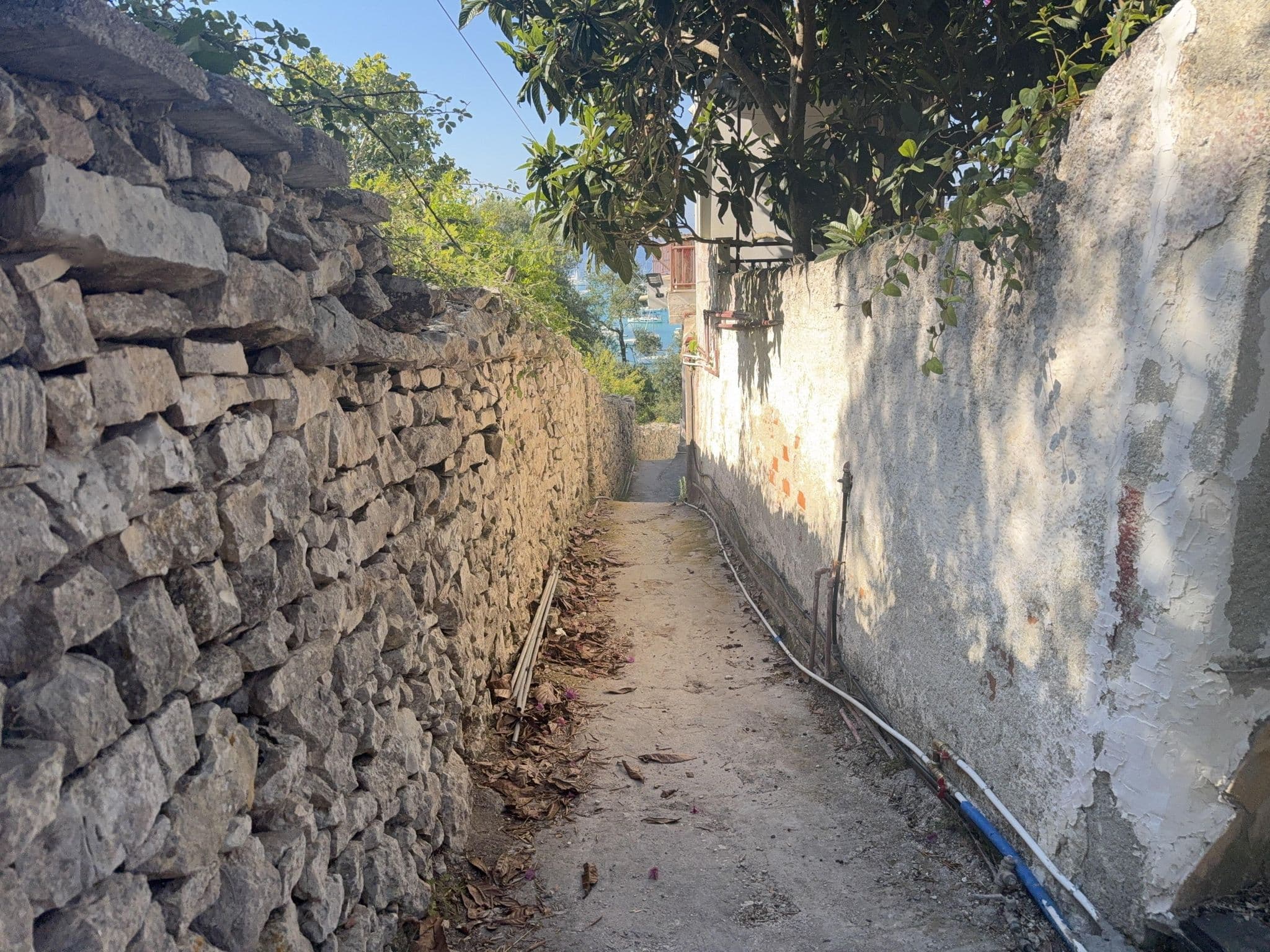 Street view near Lower and Upper Lina Studios, Pérdika — © TobyDS (CC BY-SA · Mapillary)
