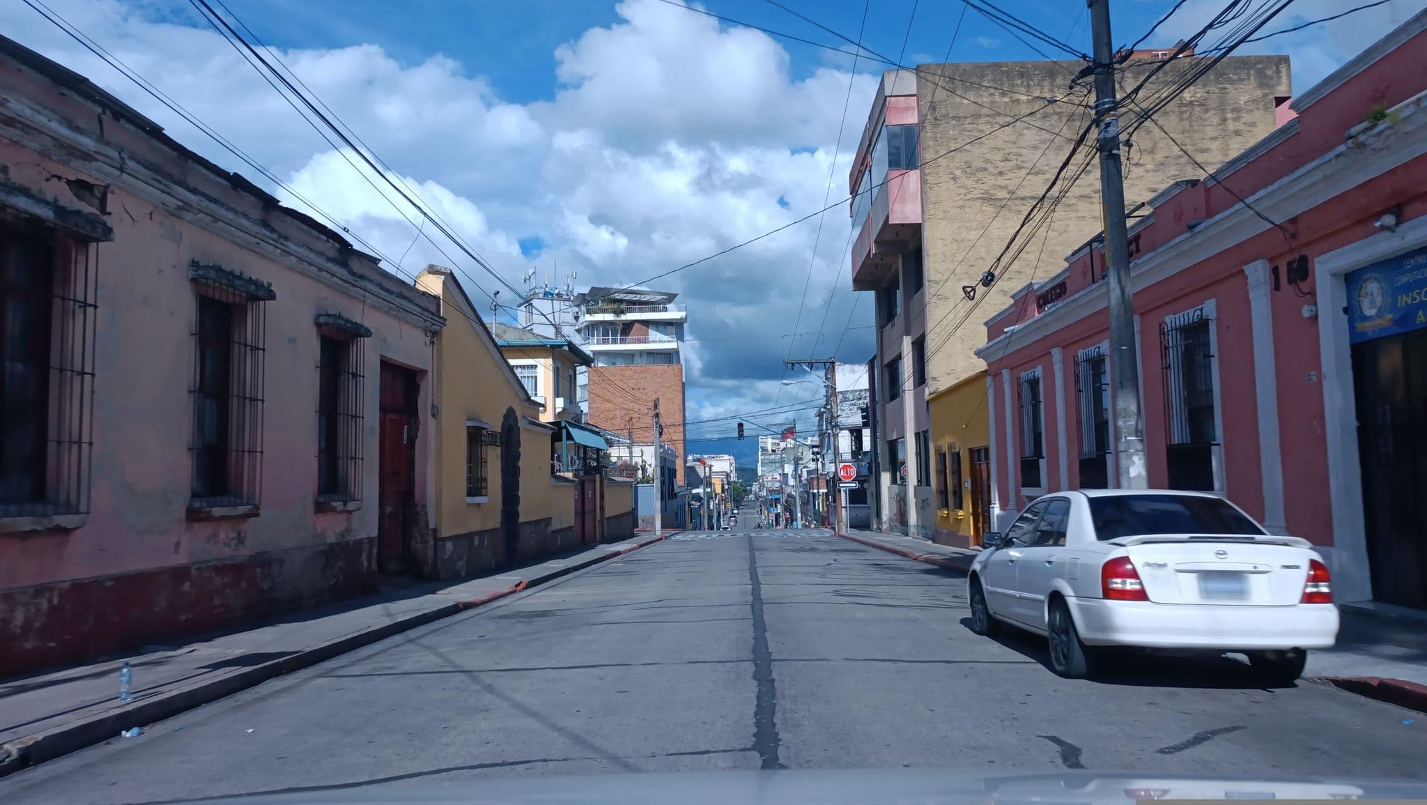 Street view near Hotel Villa del Rosario, Guatemala City — © josuepillajo (CC BY-SA · Mapillary)