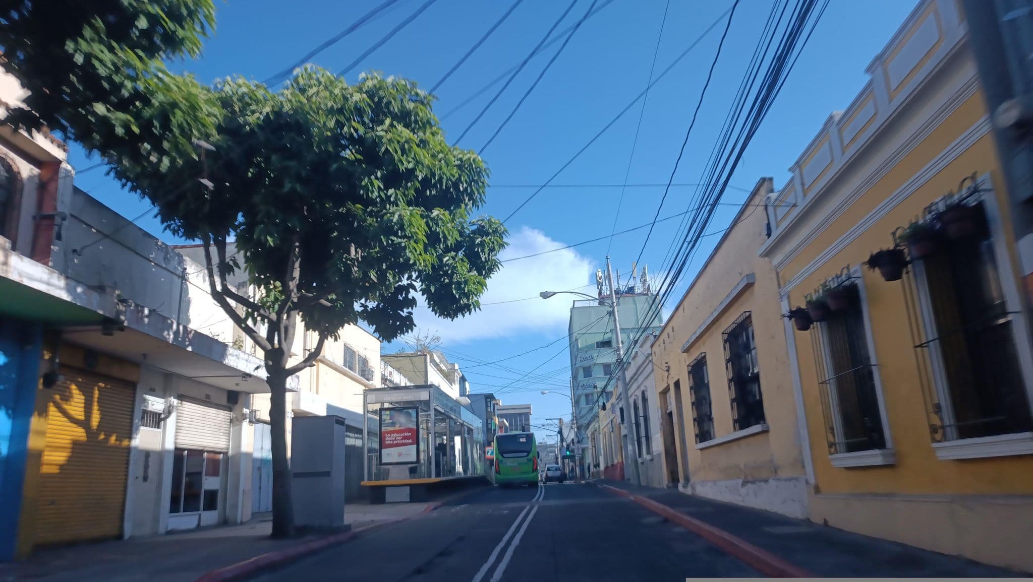 Street view near Théâtre International, Guatemala City — © josuepillajo (CC BY-SA · Mapillary)